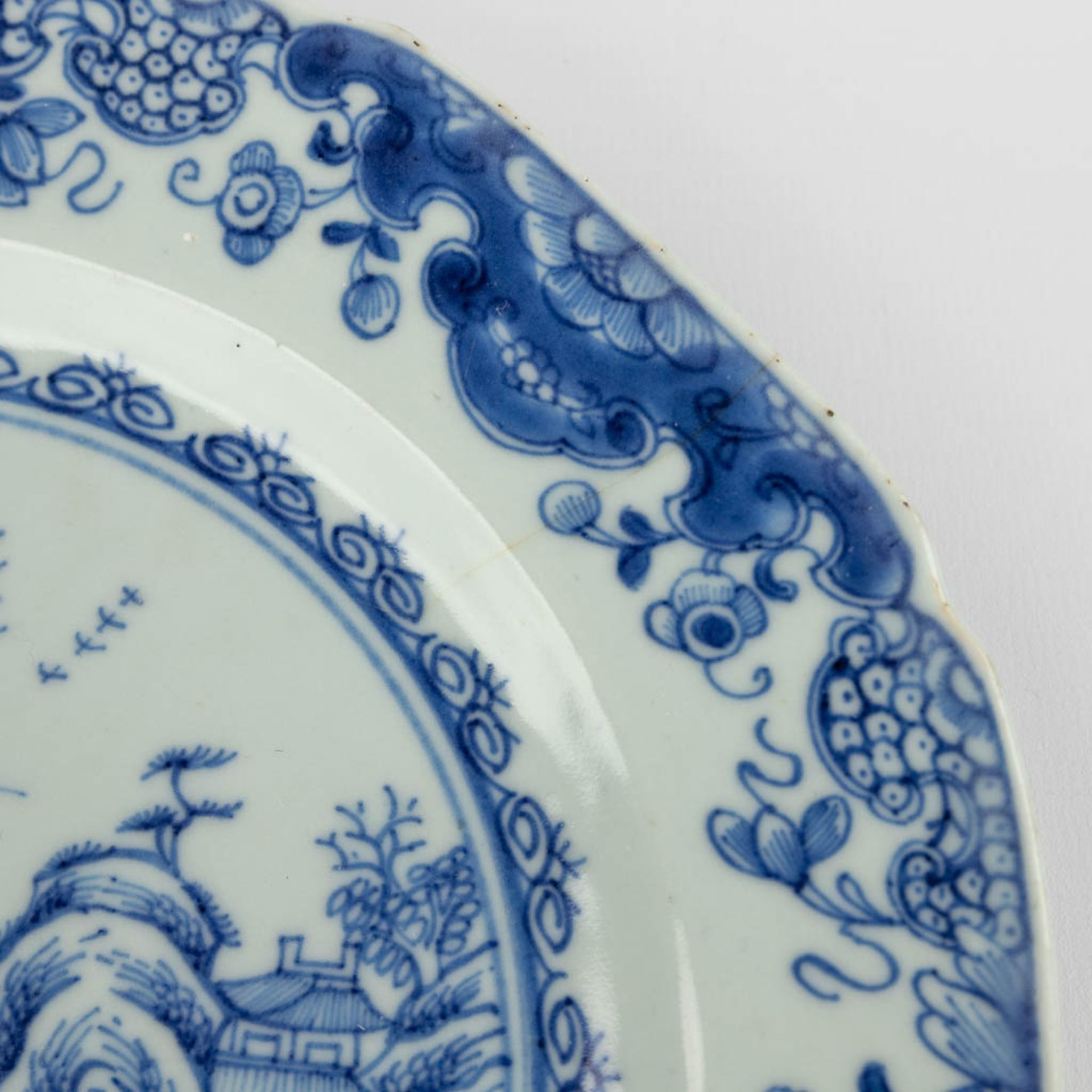 A collection of 7 Chinese plates and platters made of blue-white porcelain. (34 x 40,5 cm) - Image 14 of 23