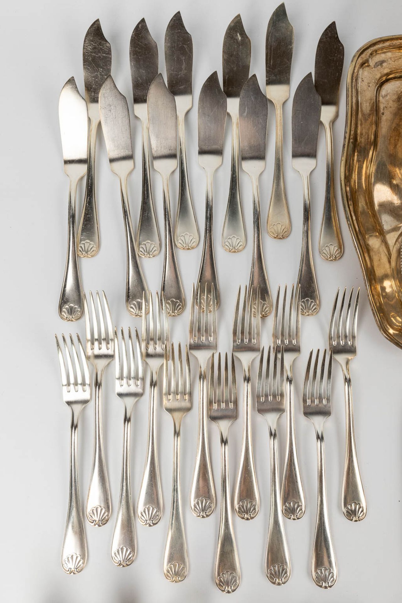 A large collection of cutlery and table accessories made of silver-plated metal. - Image 12 of 12