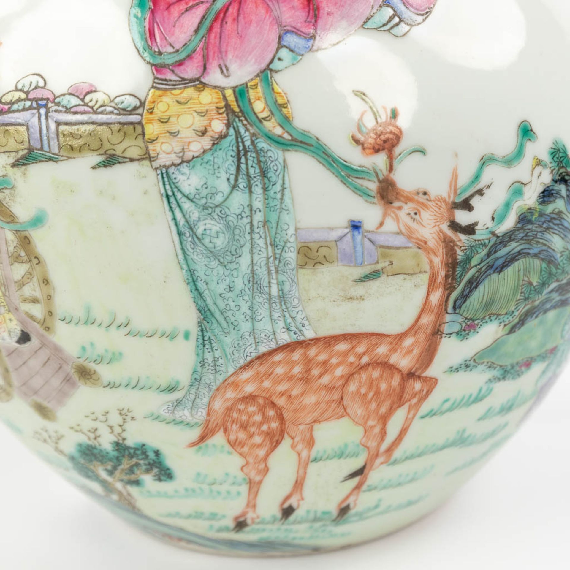 A Chinese vase, decorated with a wise man, lady and a deer, two boys with a peach. Marked Qianlong,  - Bild 8 aus 16