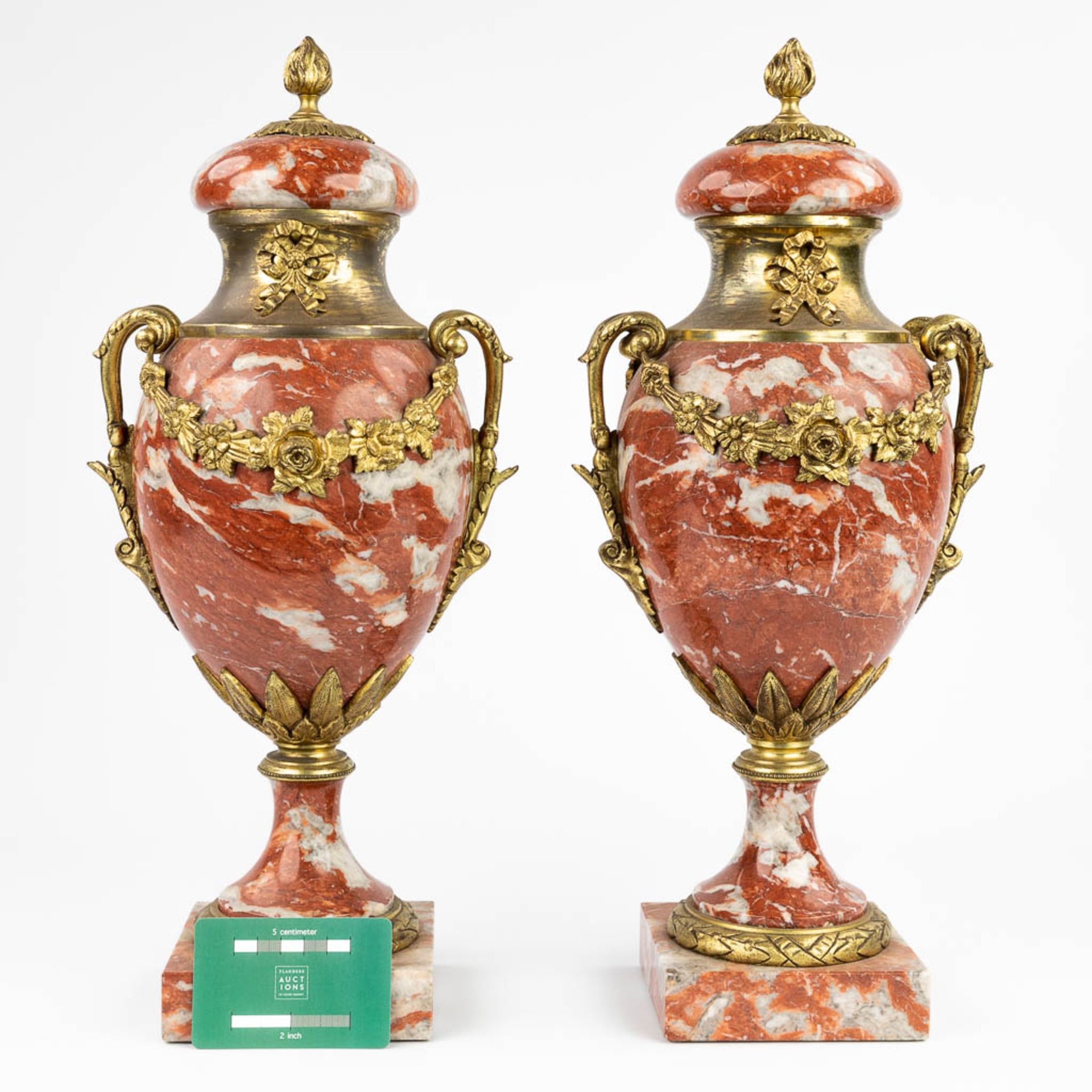 A pair of cassolettes made of red marble mounted with gilt bronze. (16 x 18 x 44,5cm) - Bild 6 aus 12
