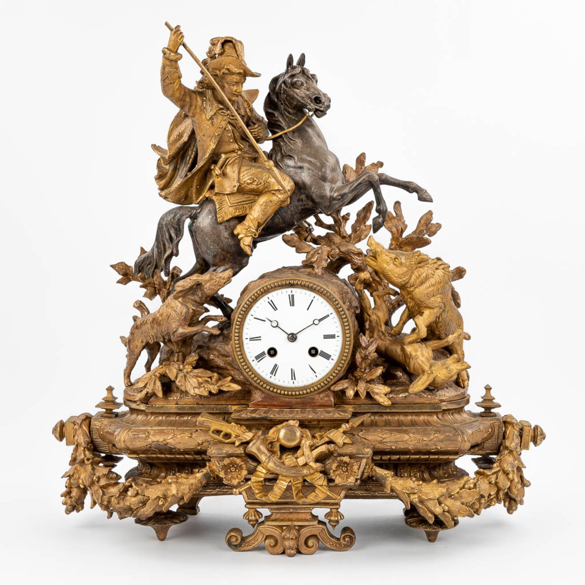 An antique mantle clock with hunting scne, gold-plated spelter. (17 x 47 x 48cm)