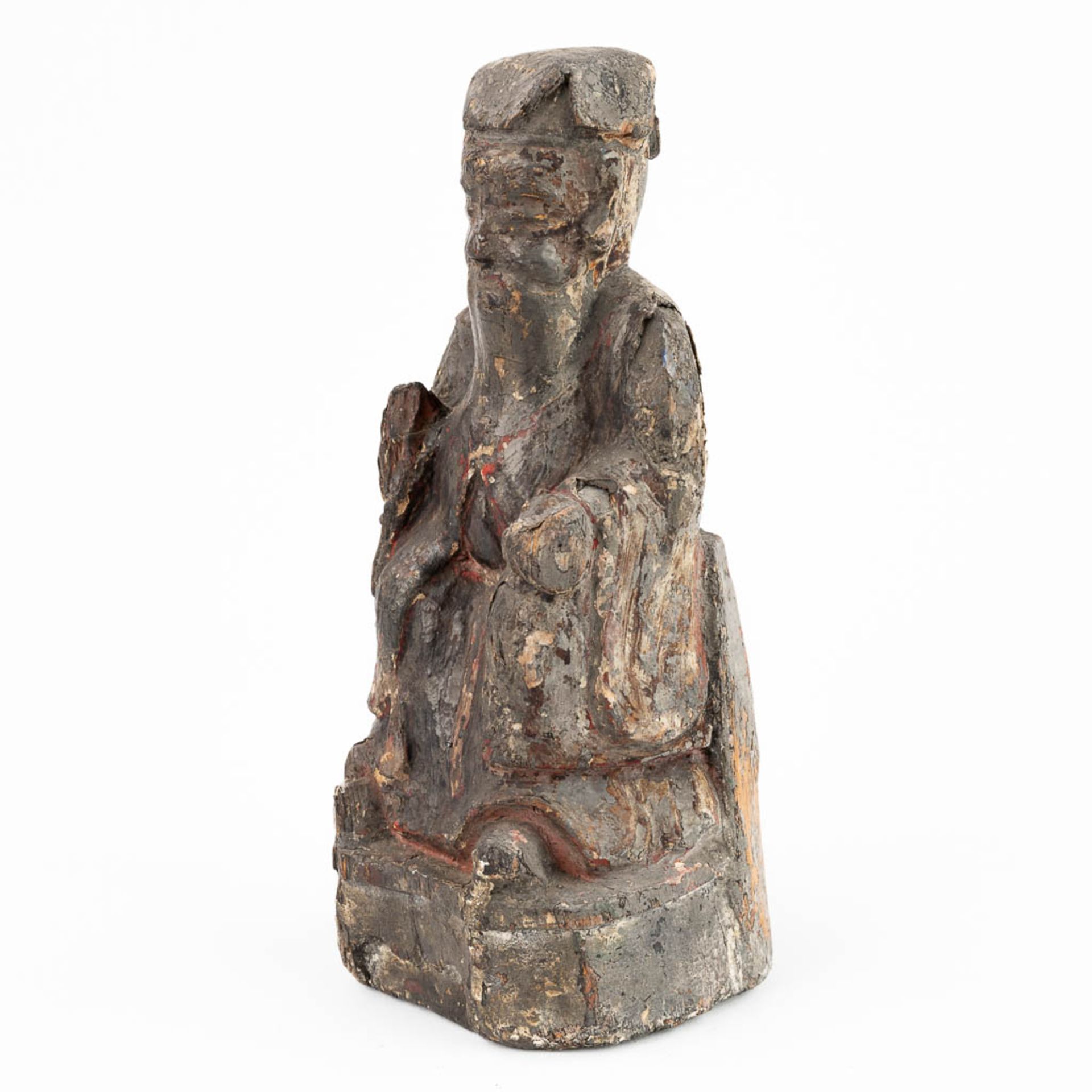 A small and antique wood sculptured statue of a Chinese figurine. (9 x 9,5 x 22 cm) - Bild 3 aus 13