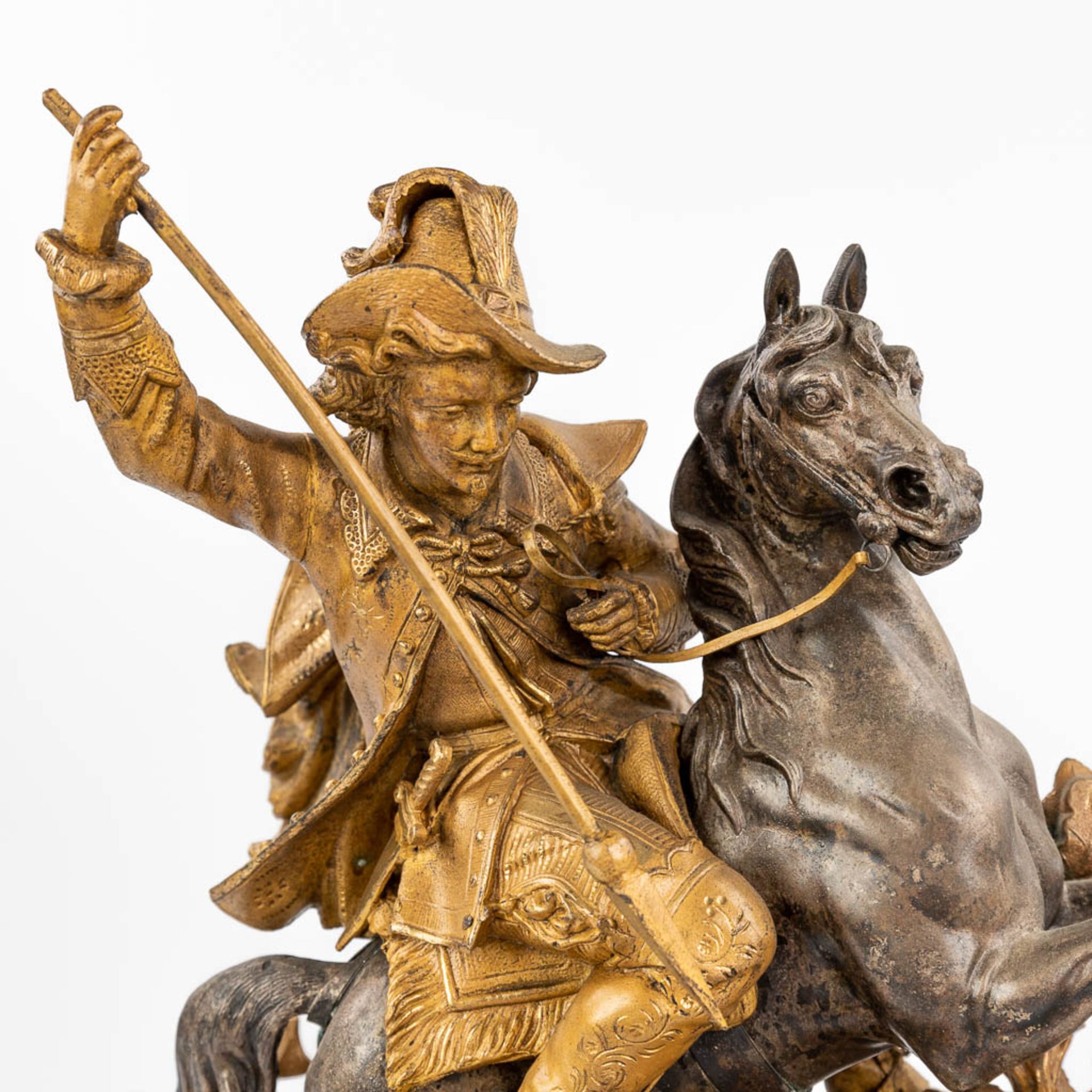 An antique mantle clock with hunting scne, gold-plated spelter. (17 x 47 x 48cm) - Bild 10 aus 21