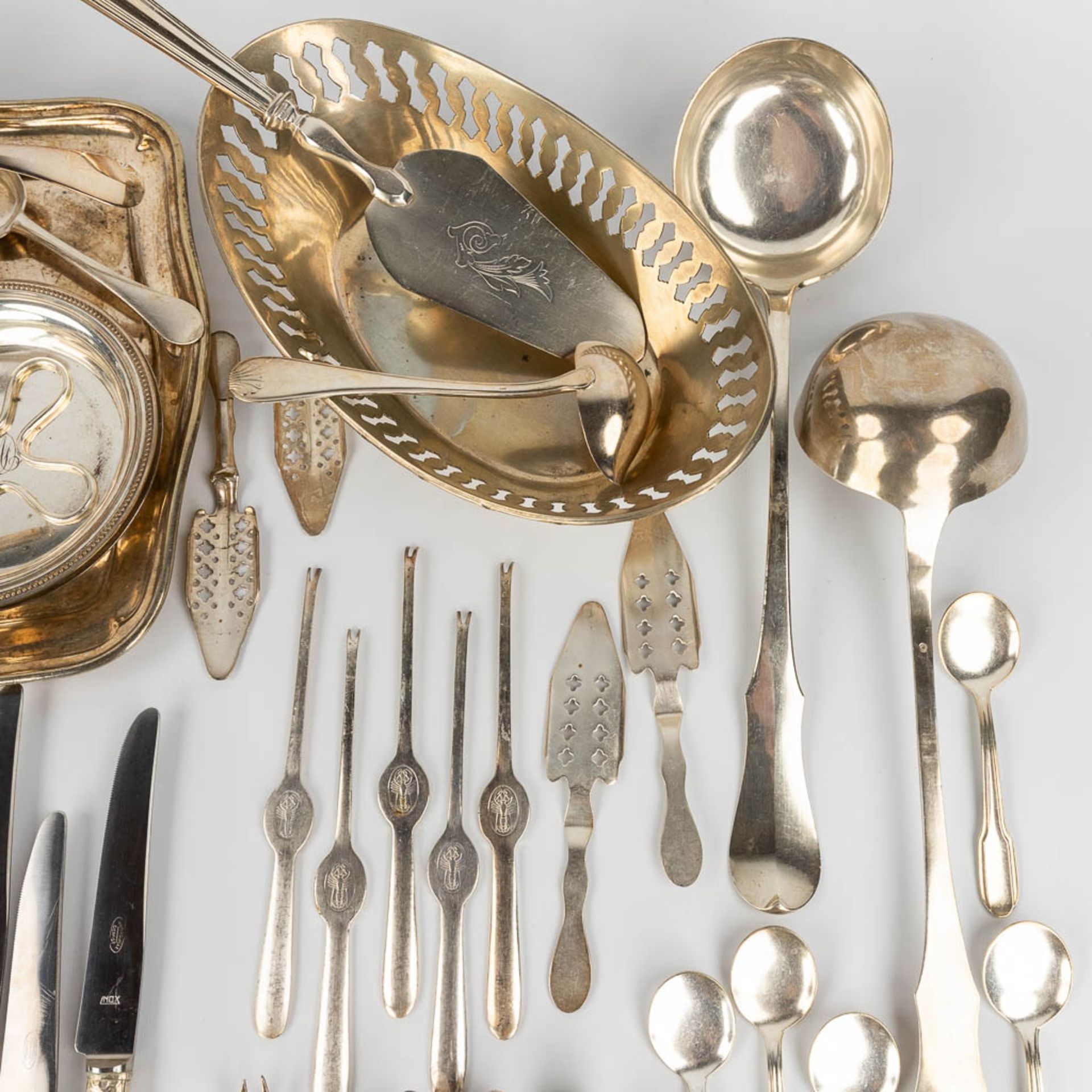 A large collection of cutlery and table accessories made of silver-plated metal. - Image 3 of 12