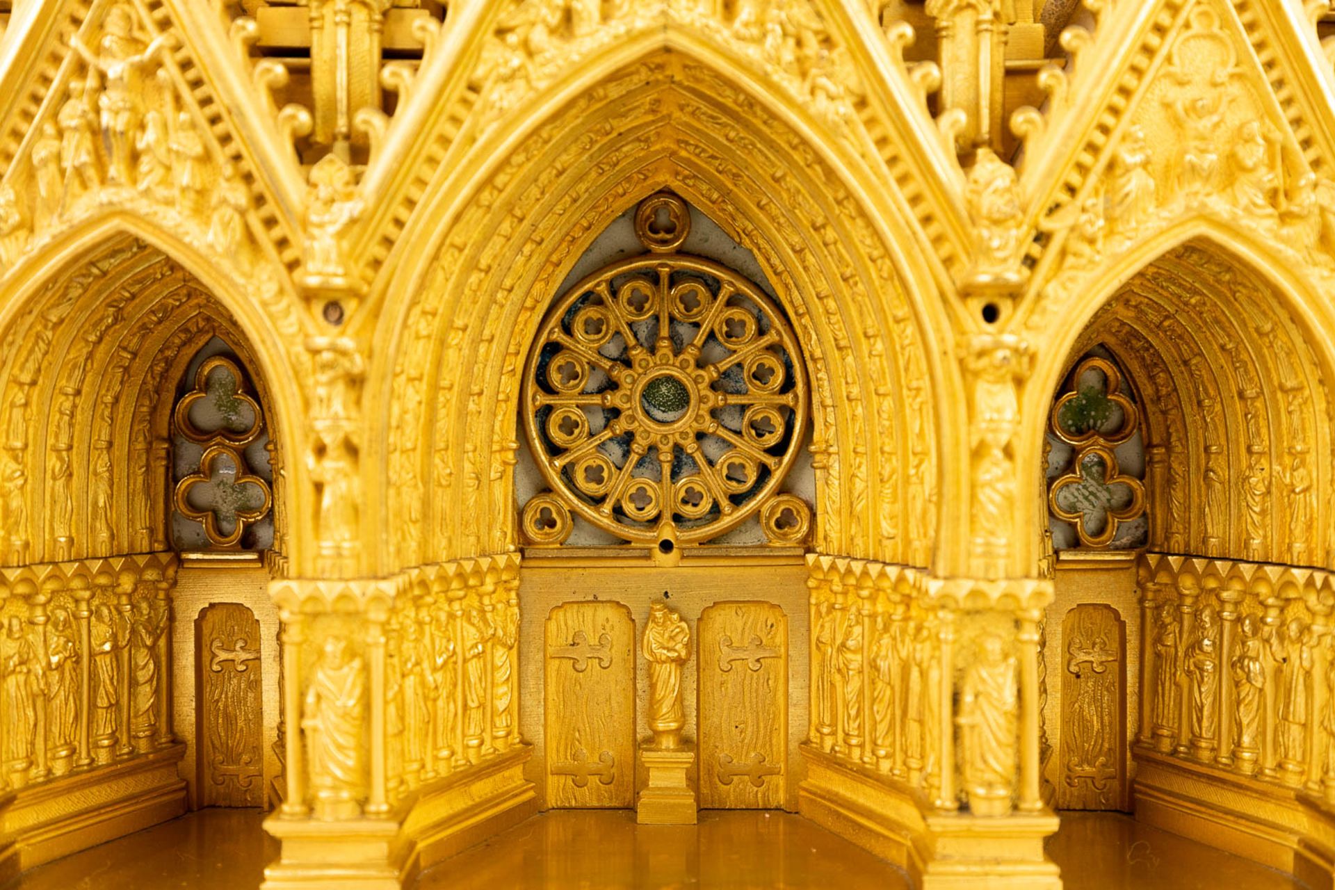 Cathedrale de Reims, an exceptional mantle clock made of gilt bronze. (15 x 31 x 47cm) - Image 6 of 16