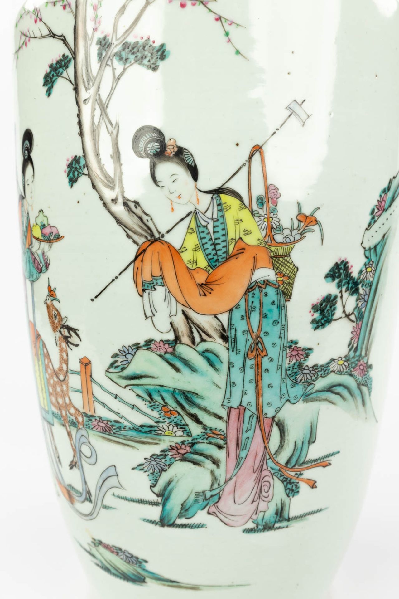 A Chinese vase made of porcelain and decorated with ladies. 19th/20th C. (57 x 23 cm) - Bild 12 aus 12