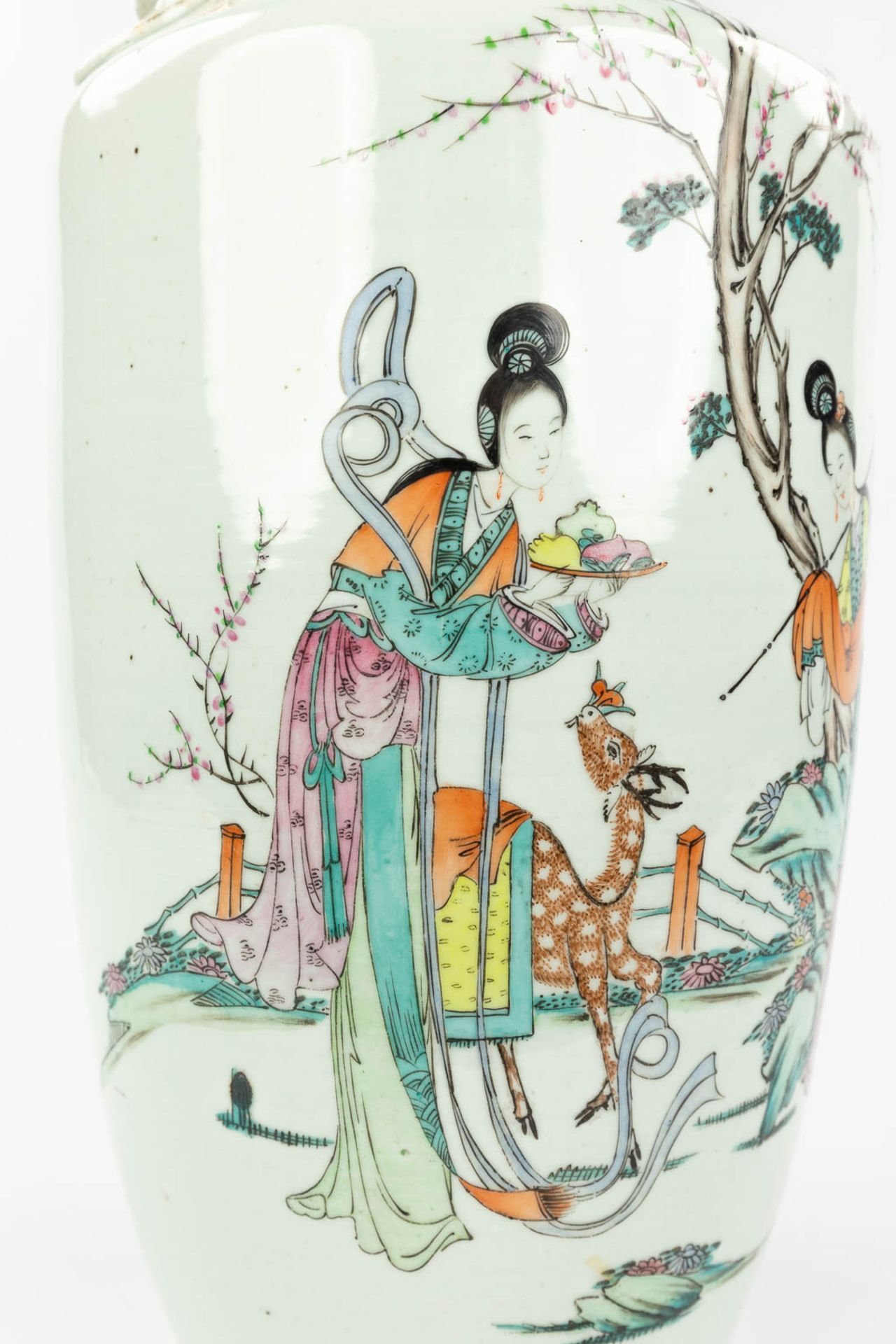 A Chinese vase made of porcelain and decorated with ladies. 19th/20th C. (57 x 23 cm) - Bild 7 aus 12