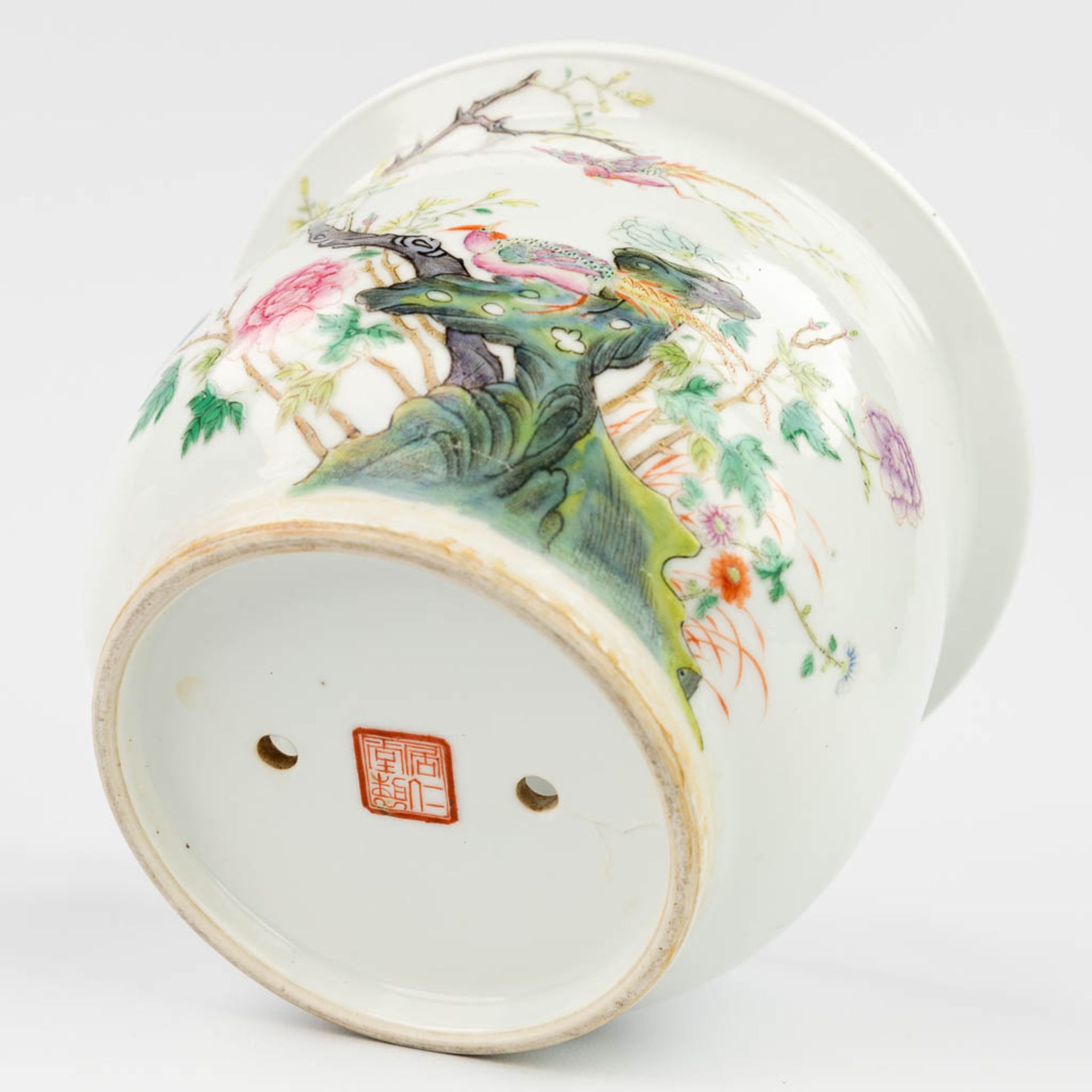 A Chinese Cache-pot flower pot made of porcelain, with a hand-painted decor of birds and flowers. (1 - Bild 11 aus 13