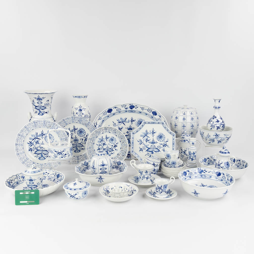 Meissen Zwiebelmunster, a large collection of Items accessories and parts of a dinner serviceÊmade o - Image 11 of 25