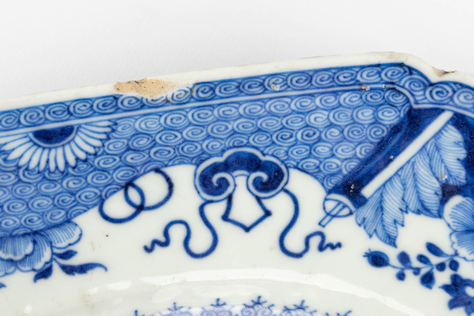 A collection of 7 Chinese plates and platters made of blue-white porcelain. (34 x 40,5 cm) - Image 16 of 23