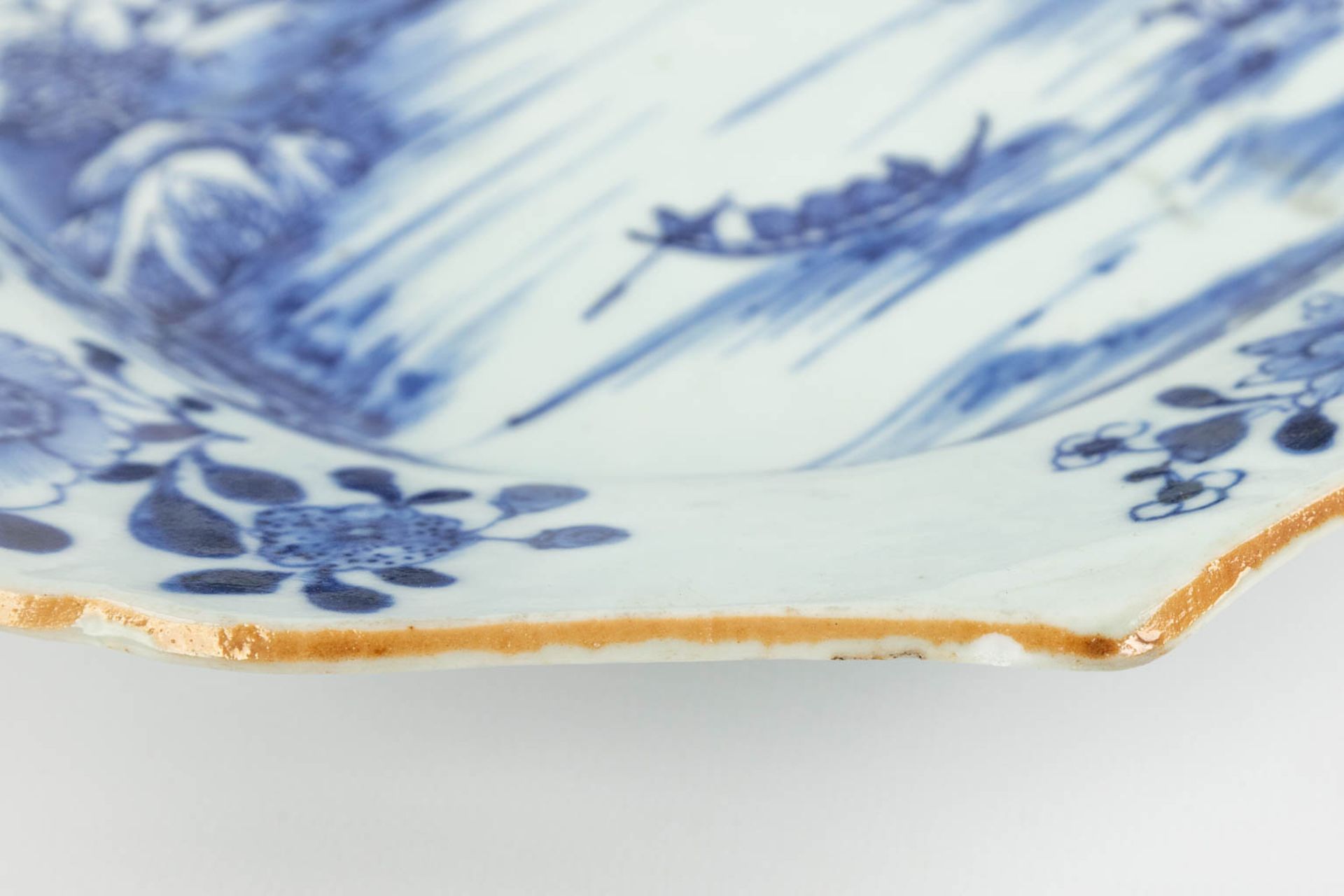 A collection of 7 Chinese plates and platters made of blue-white porcelain. (34 x 40,5 cm) - Image 7 of 23