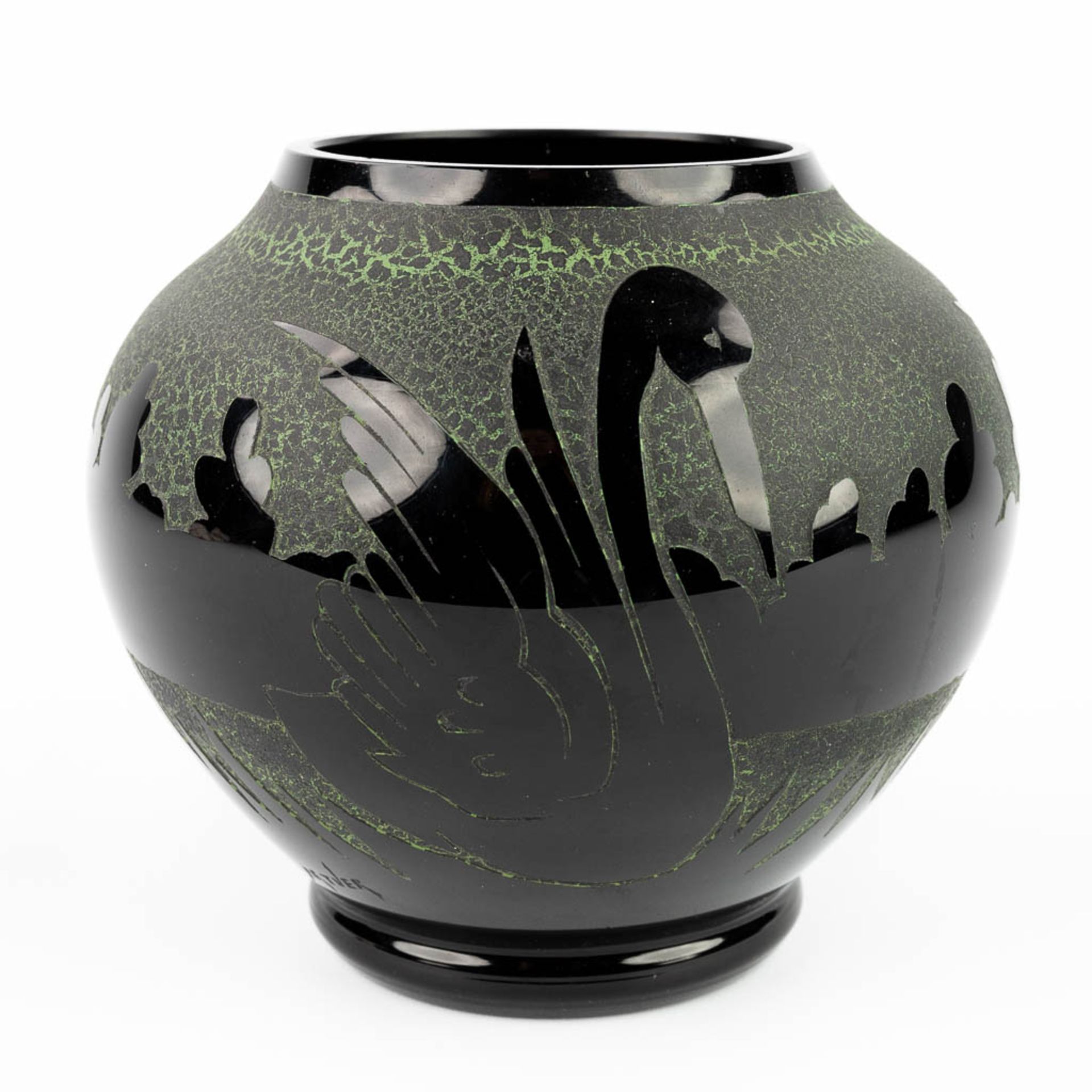 ARTVER Paul HELLER (XX), a vase 'Booms Glass' decorated with swans. (15,5 x 16cm) - Image 11 of 12