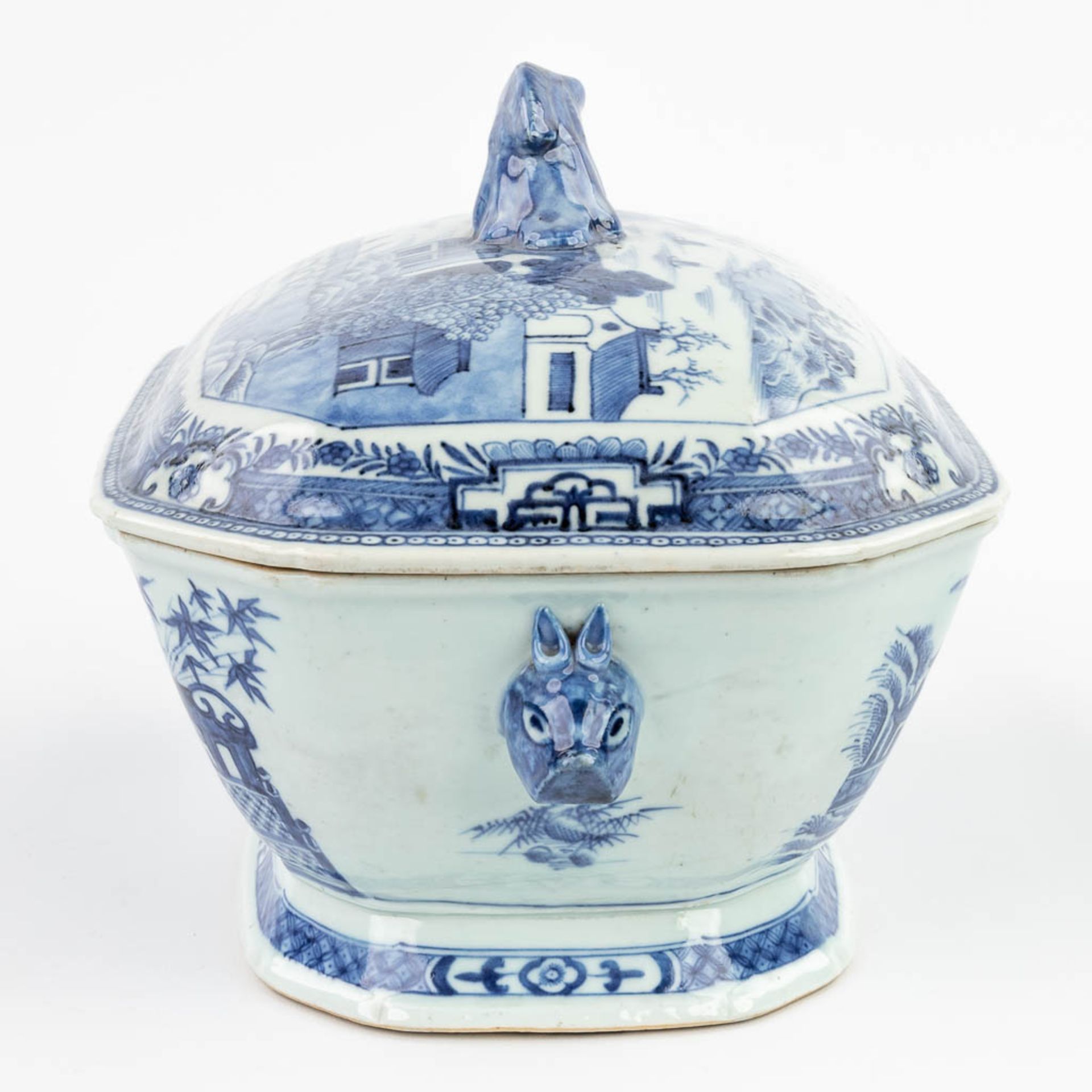 A Chinese soup tureen made of blue-white porcelain. (22 x 31 x 22 cm) - Image 5 of 15