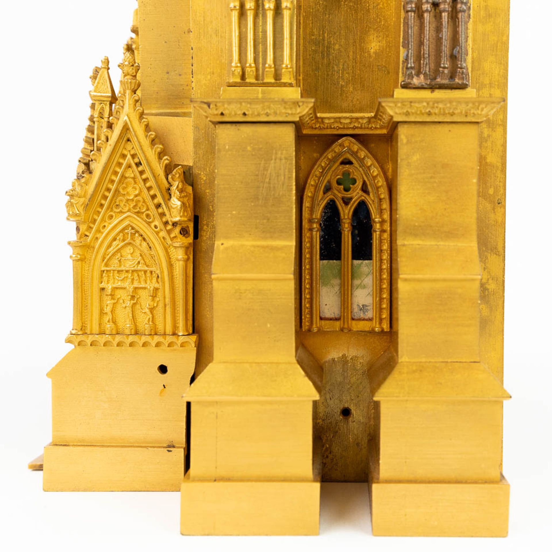 Cathedrale de Reims, an exceptional mantle clock made of gilt bronze. (15 x 31 x 47cm) - Image 8 of 16