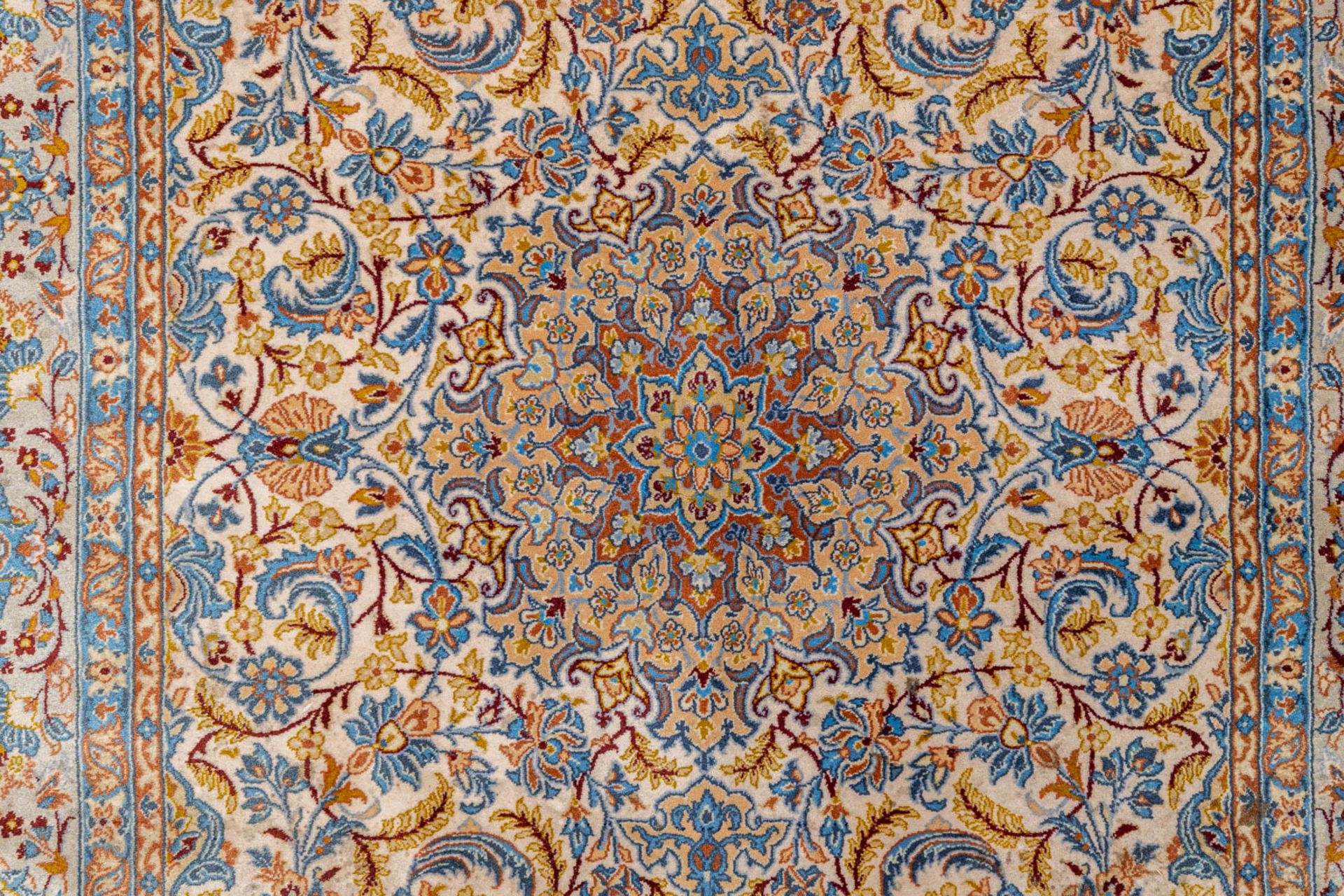 An Oriental hand-made carpet, Najafabad. (168 x 114 cm) - Image 5 of 8