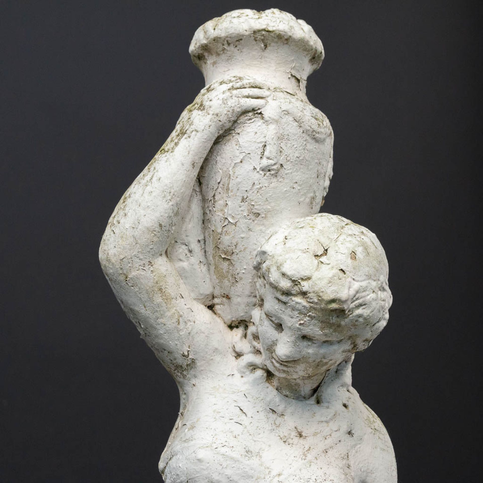 A white-patinated concrete garden statue of a lady with a water jug. (40 x 40 x 140cm) - Bild 9 aus 12
