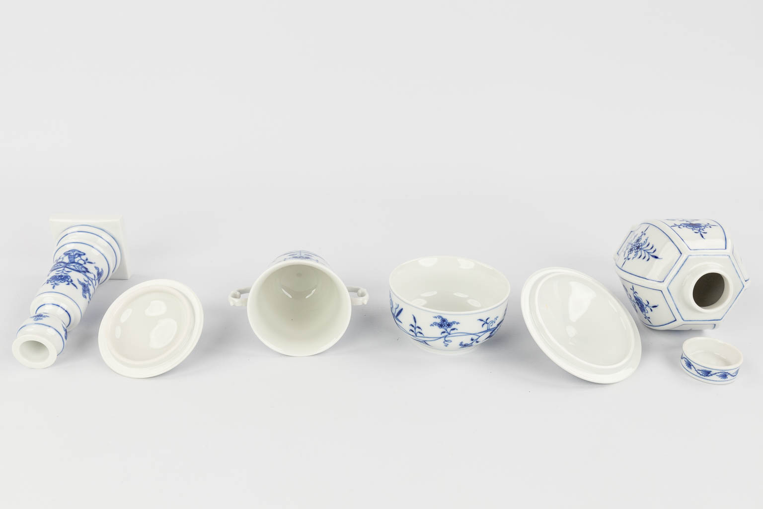 Meissen Zwiebelmunster, a large collection of Items accessories and parts of a dinner serviceÊmade o - Image 5 of 25