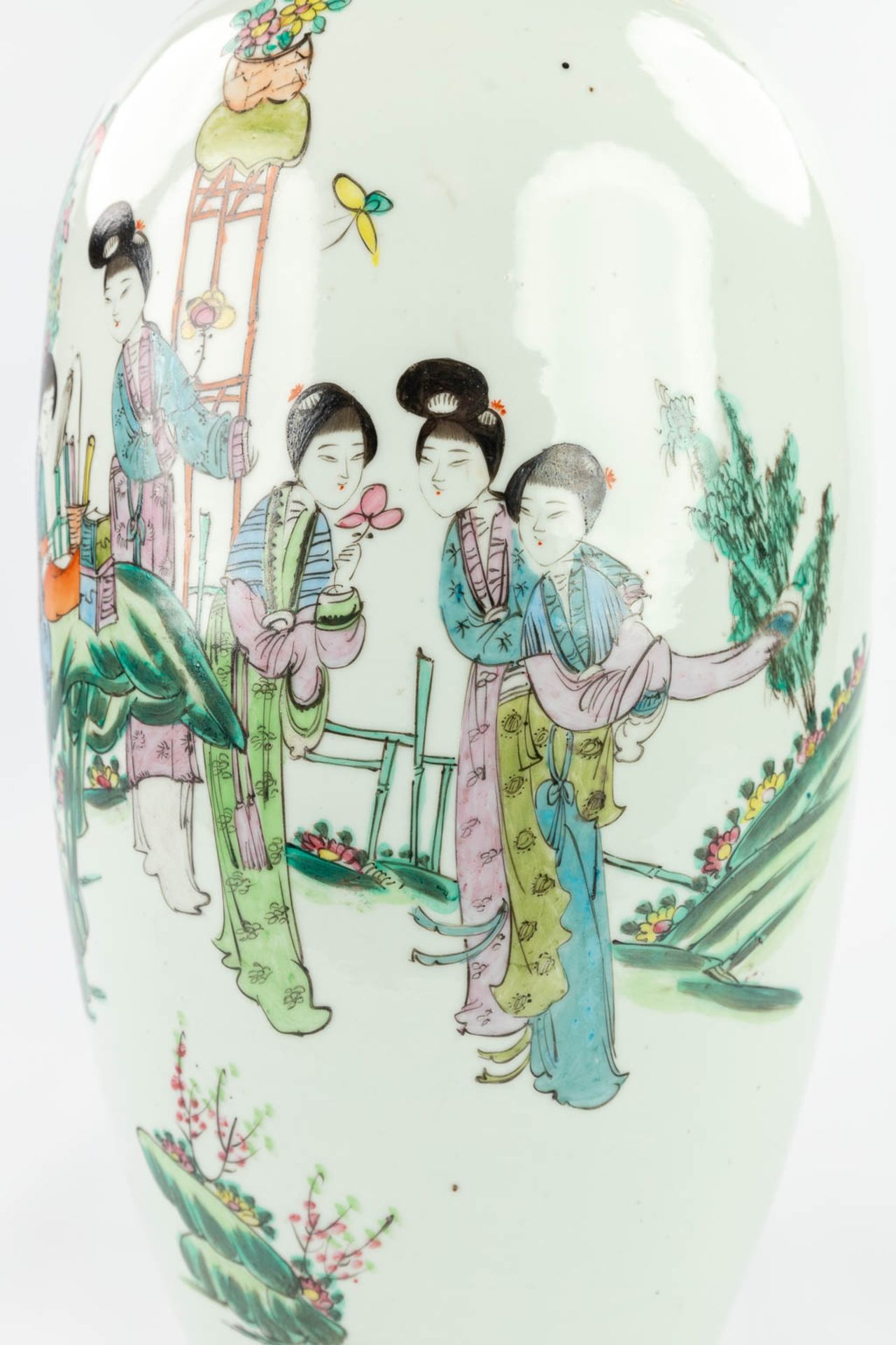 A Chinese vase decorated with a hand-painted decor of ladies. (57 x 23 cm) - Bild 12 aus 12