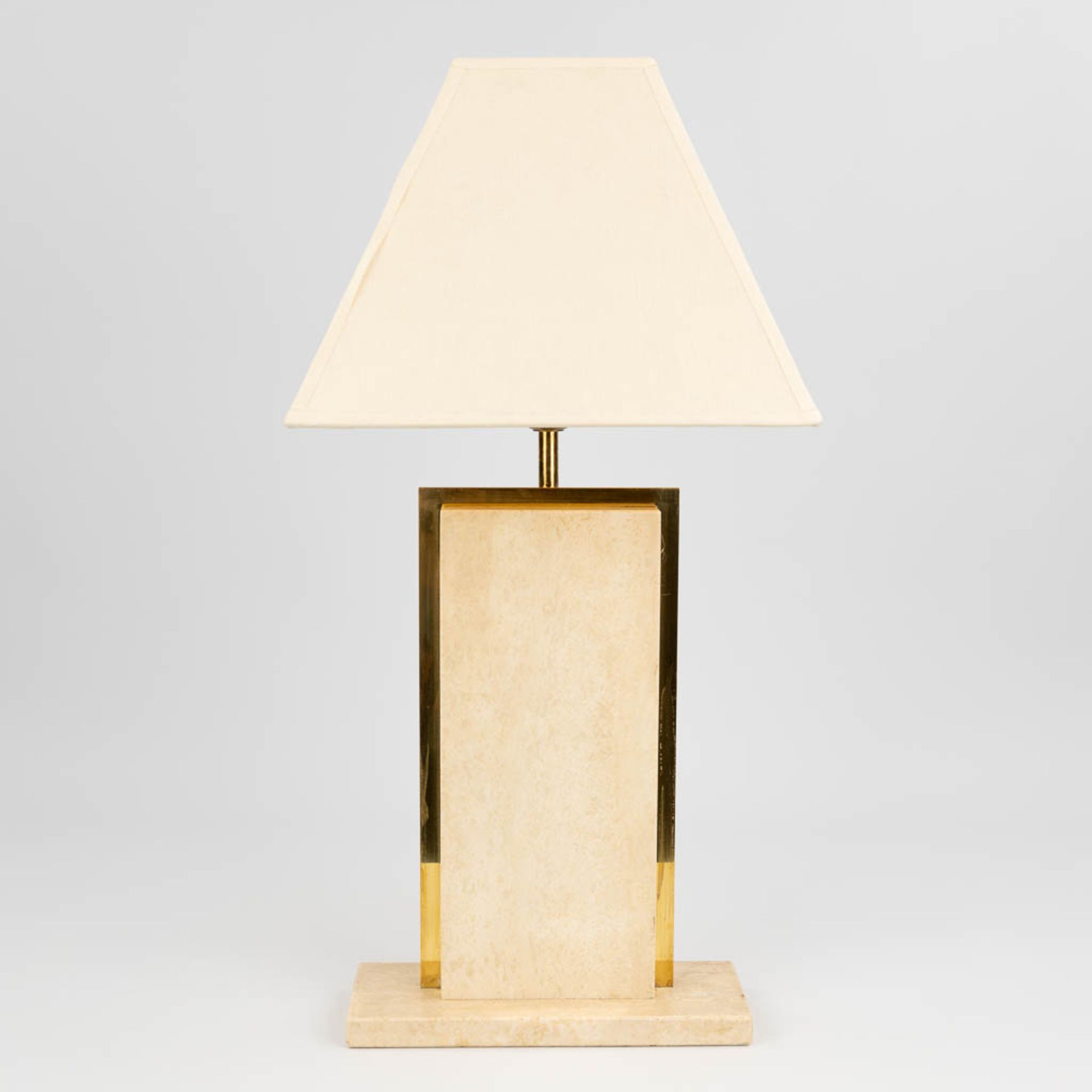 Camille BREESCHE (XX) a travertine table lamp with gold-plated metal parts. (10 x 26 x 44cm)
