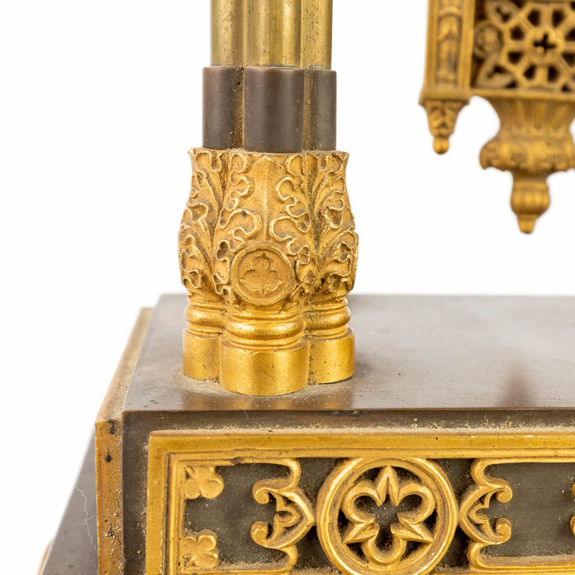 A table column clock made of gilt bronze in a gothic revival style. (11 x 19,5 x 43cm) - Image 6 of 15