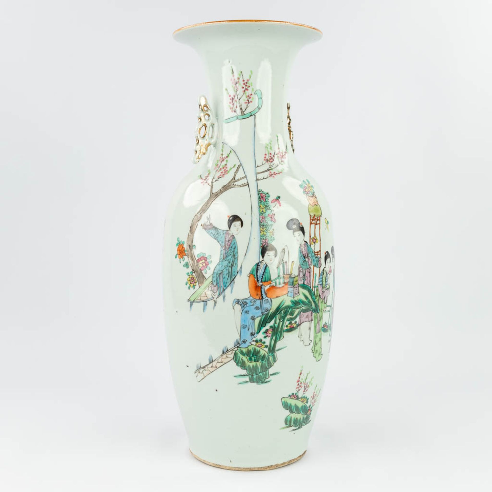 A Chinese vase decorated with a hand-painted decor of ladies. (57 x 23 cm) - Bild 5 aus 12