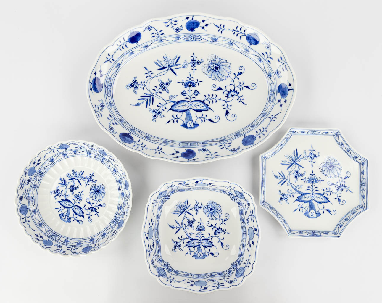 Meissen Zwiebelmunster, a large collection of Items accessories and parts of a dinner serviceÊmade o - Image 18 of 25