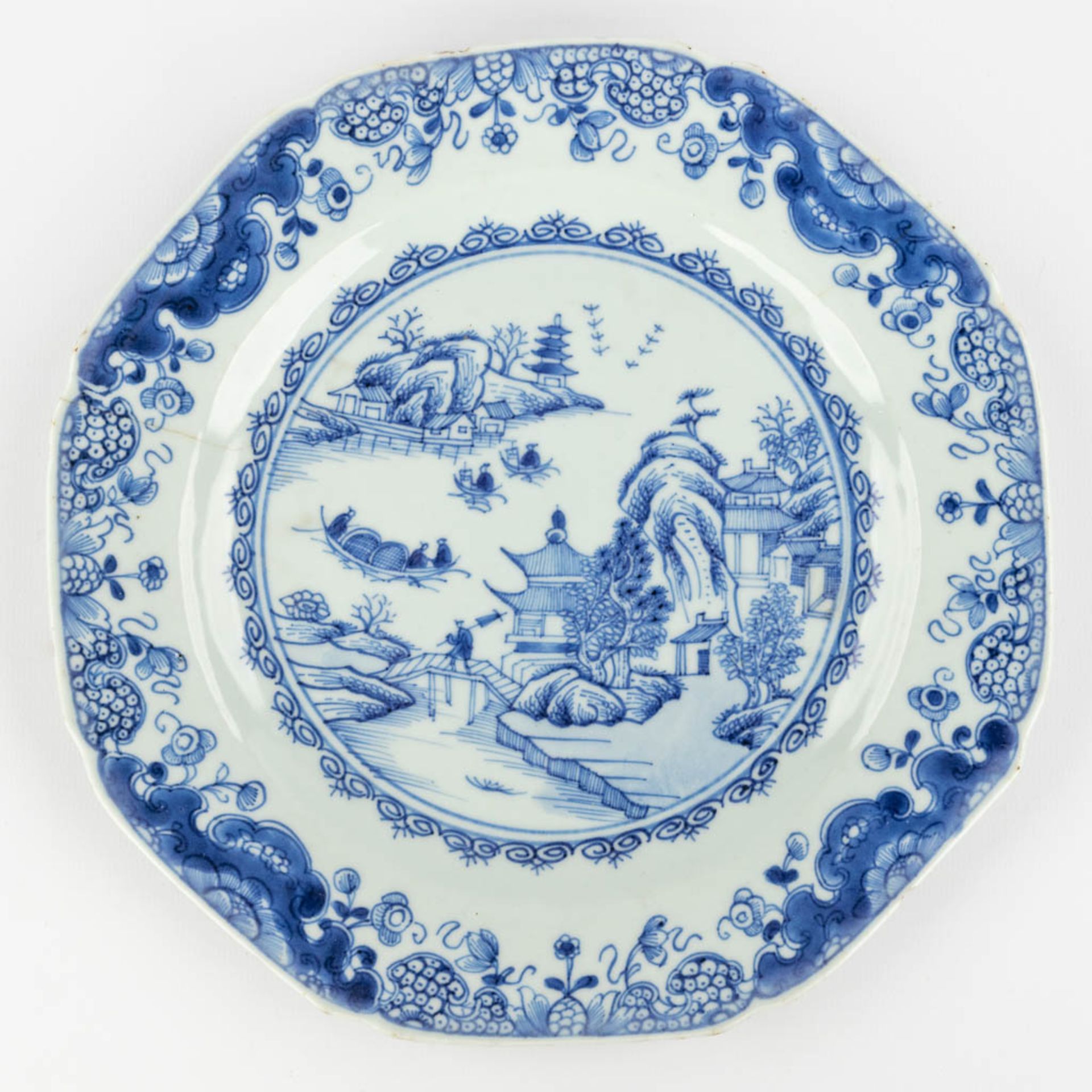 A collection of 7 Chinese plates and platters made of blue-white porcelain. (34 x 40,5 cm) - Image 17 of 23