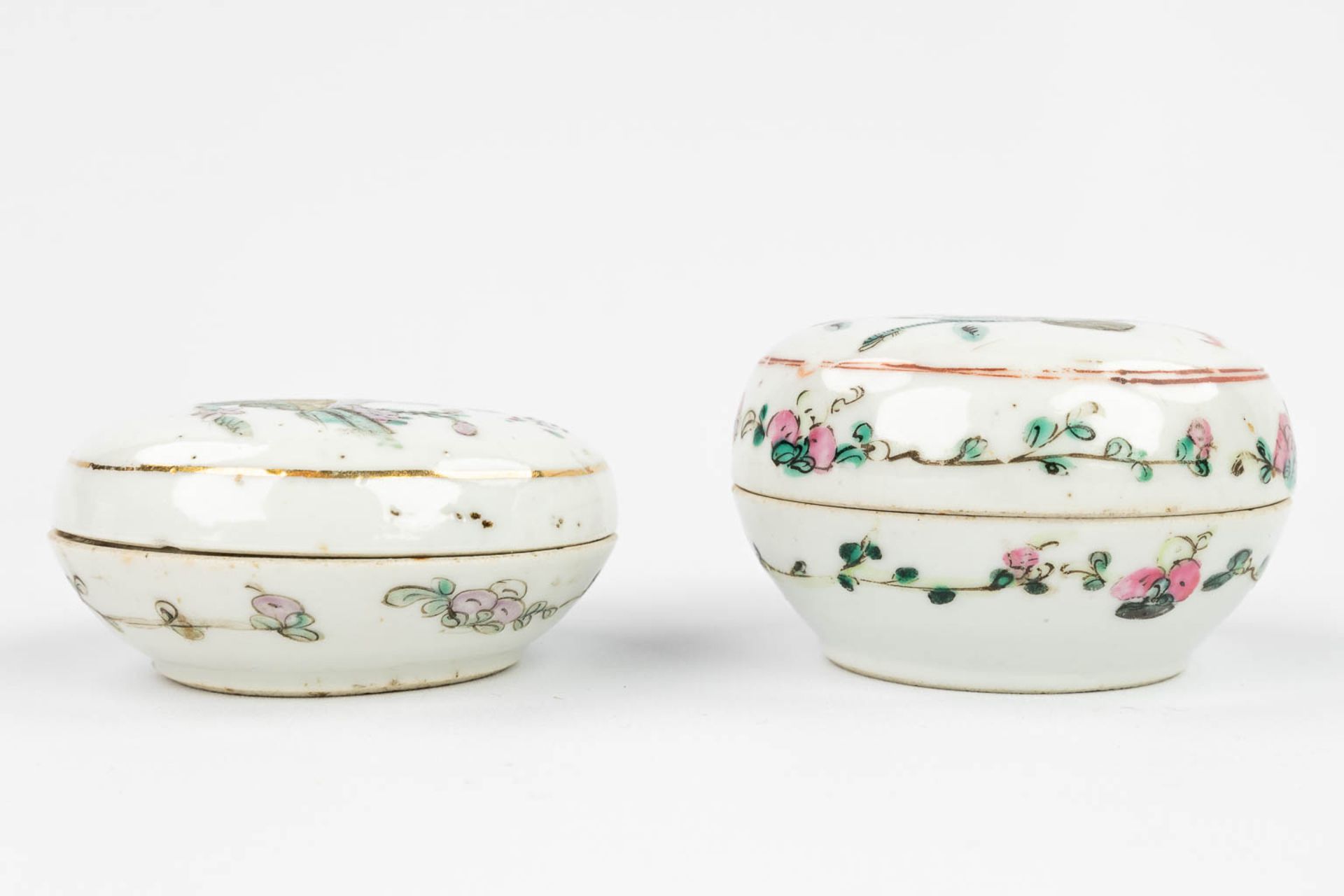 AÊset of 2 Chinese pots with lid, with hand-painted decor and made of porcelain (5 x 8,5 cm) - Image 9 of 18