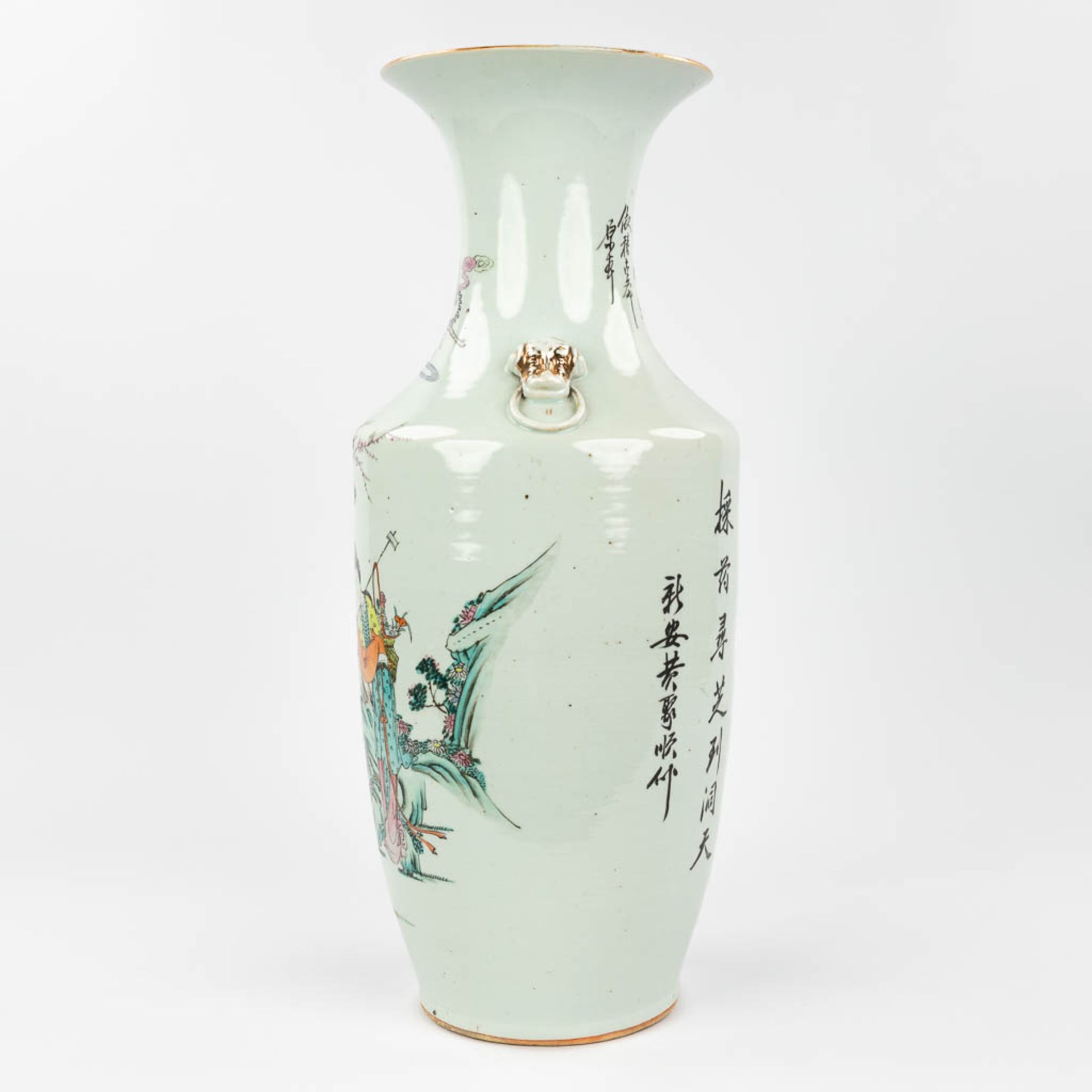 A Chinese vase made of porcelain and decorated with ladies. 19th/20th C. (57 x 23 cm) - Bild 3 aus 12