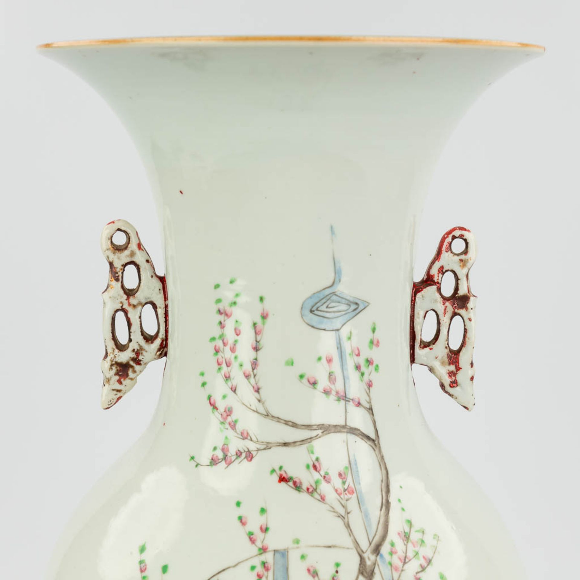 A Chinese vase decorated with ladies in the garden. 19th/20th C. (58 x 23 cm) - Image 9 of 13