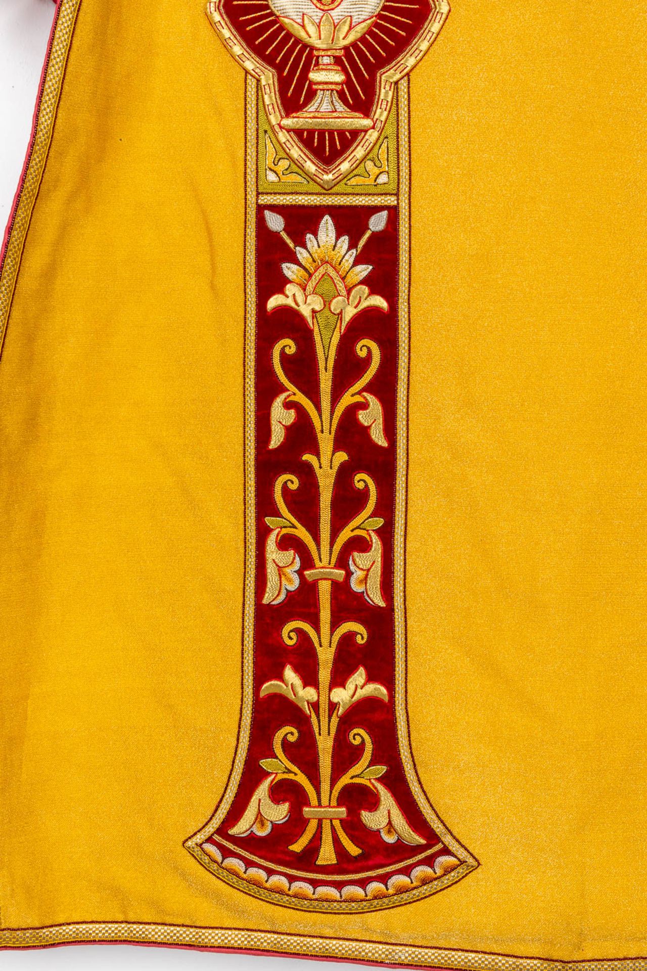 An antique Dalmatic and two Roman Chasubles, embroidered with thick gold thread. (H:108 cm) - Bild 8 aus 29