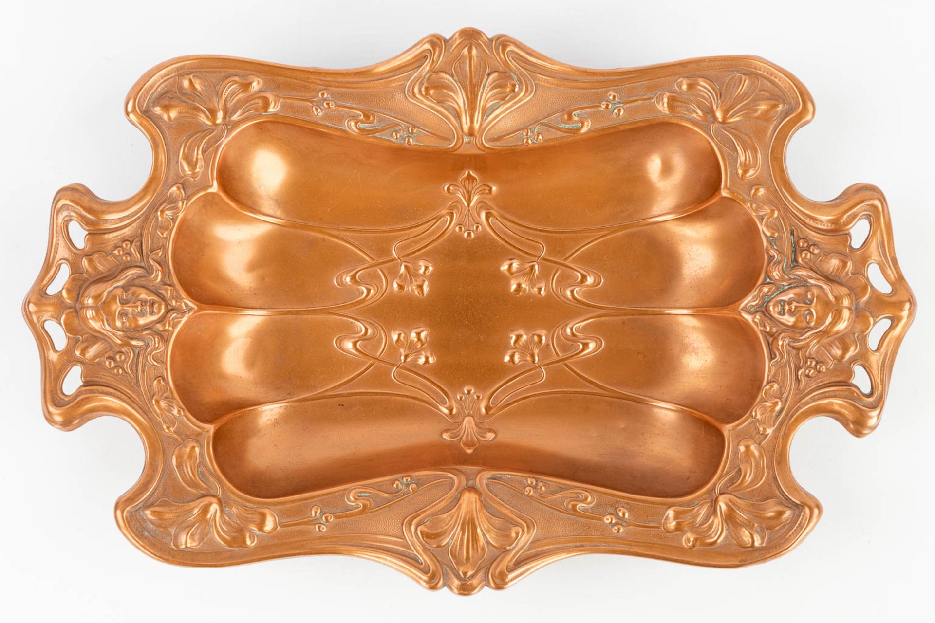 A collection of trays and table accessories made of copper in art nouveau style (L:43 x W:27 cm) - Bild 11 aus 17