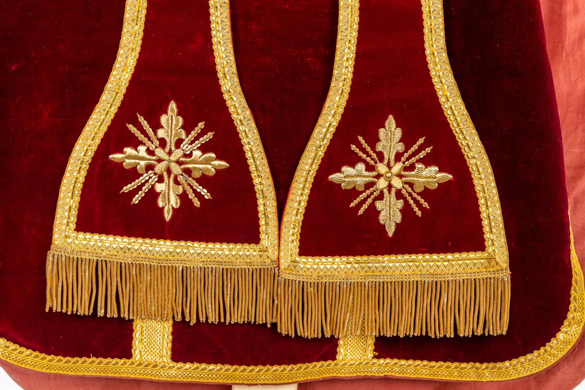 An antique Dalmatic and two Roman Chasubles, embroidered with thick gold thread. (H:108 cm) - Bild 27 aus 29