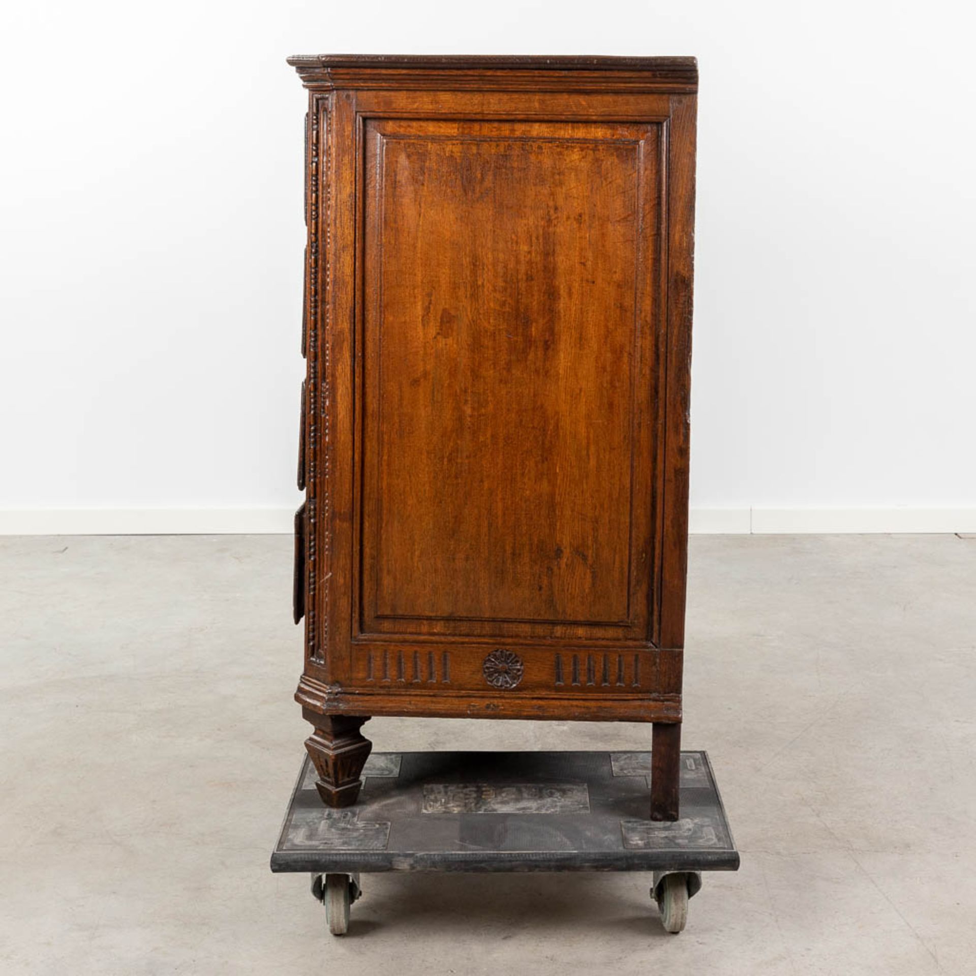 An antique commode with 4 drawers, decorated with mythological figurines and mounted with bronze. Lo - Bild 6 aus 13