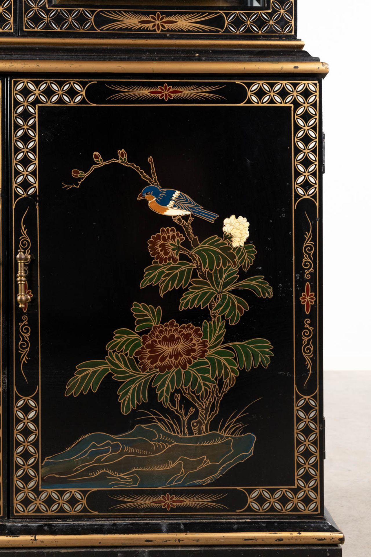 A display cabinet decorated with Oriental decors and birds. 20th C. (L:44 x W:84 x H:203 cm) - Image 10 of 10