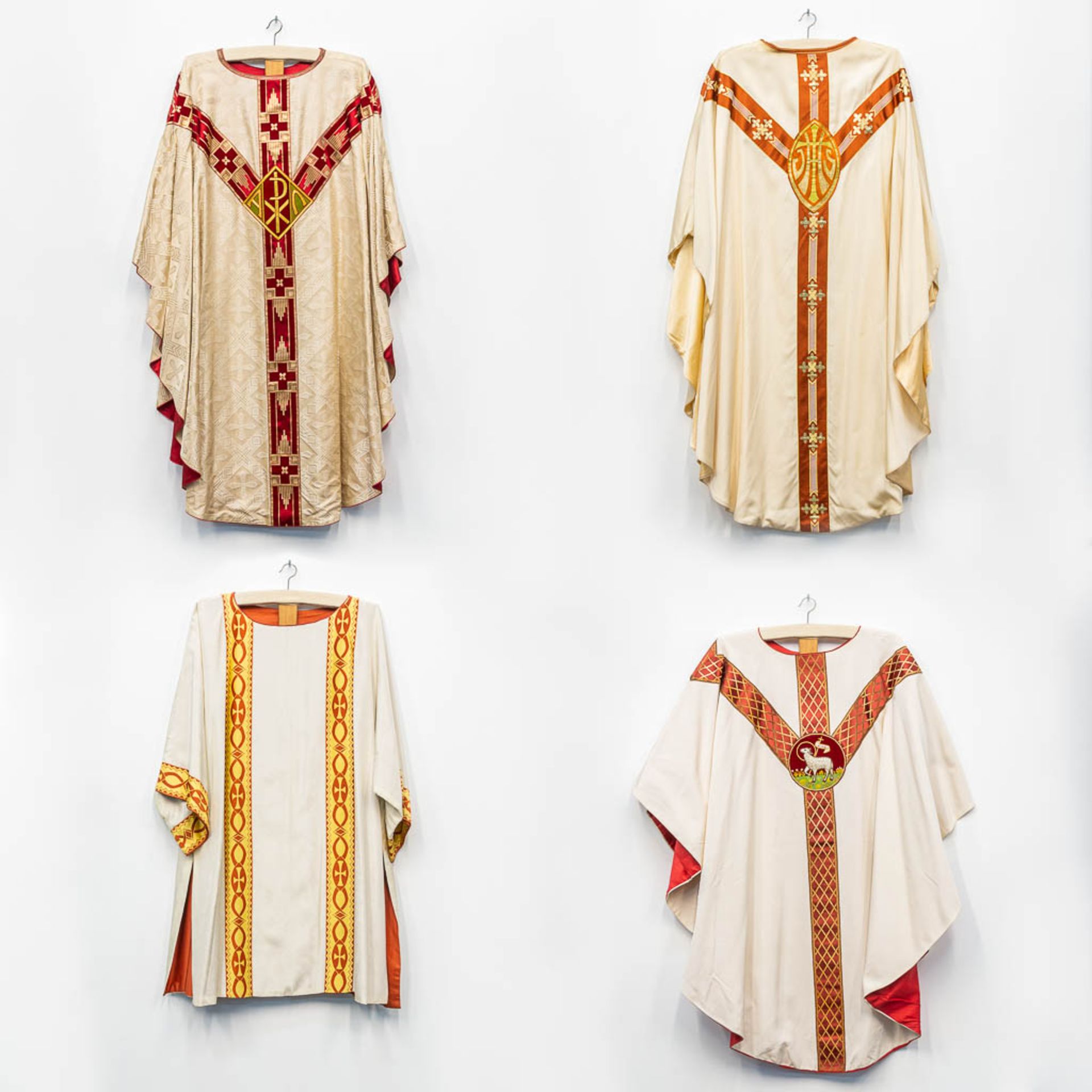 A collection of 4 vintage chasubles, 20th C.