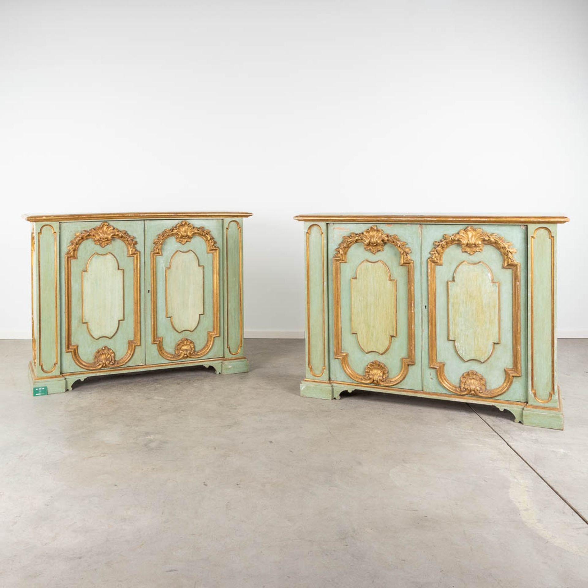 A pair of decorative Italian pieces of furniture, gold plated and green patinated. 20th C. (L:53 x W - Bild 2 aus 21