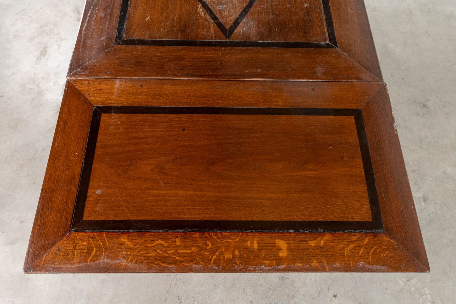 An antique 'Payment Table', made of oak and inlaid with ebony. 17th century. (L:76 x W:113 x H:76 c - Bild 15 aus 19