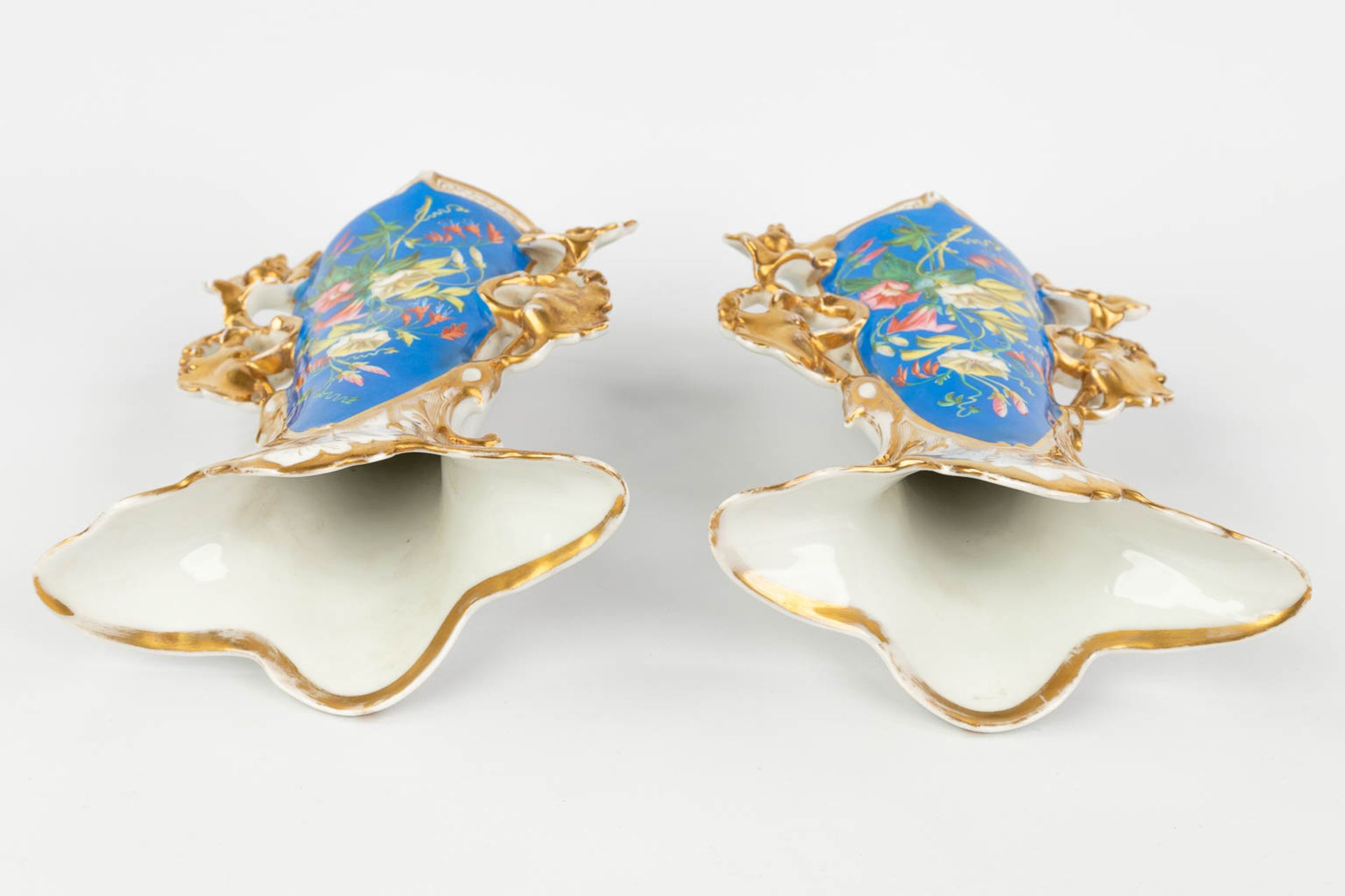 Vieux Bruxelles, A pair of vases with gold and blue decor and decorated with flowers (W:21 x H:32 cm - Bild 13 aus 13