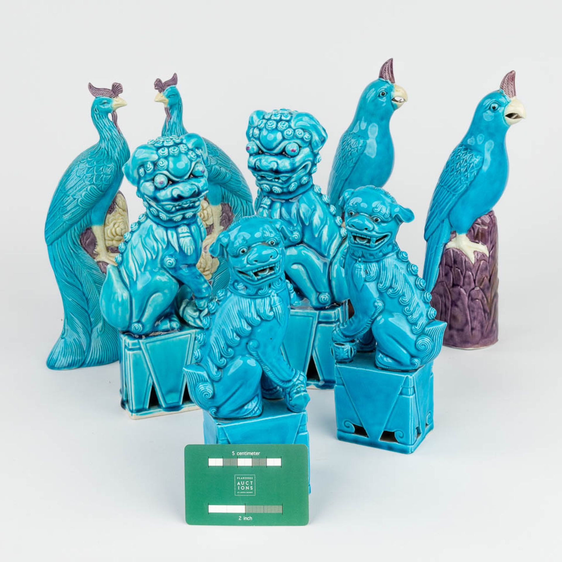 A collection of 4 pairs of foo dogs, peacocks and birds. 20th century. (H:25,5 cm) - Bild 2 aus 20