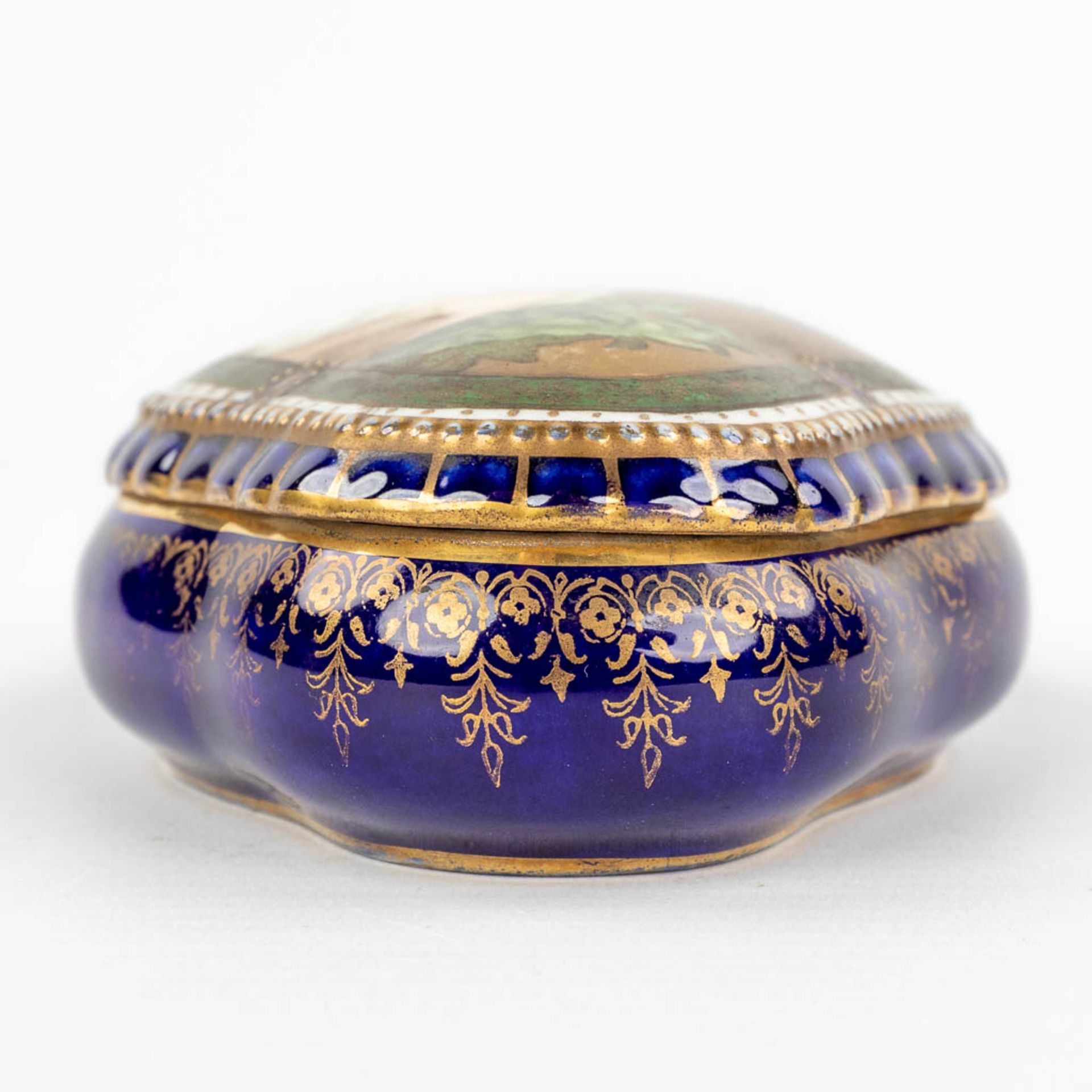 Sitzendorf & 'Royal Vienna' a set of 2 porcelain items. (L:12 x W:20 x H:23 cm) - Image 21 of 22