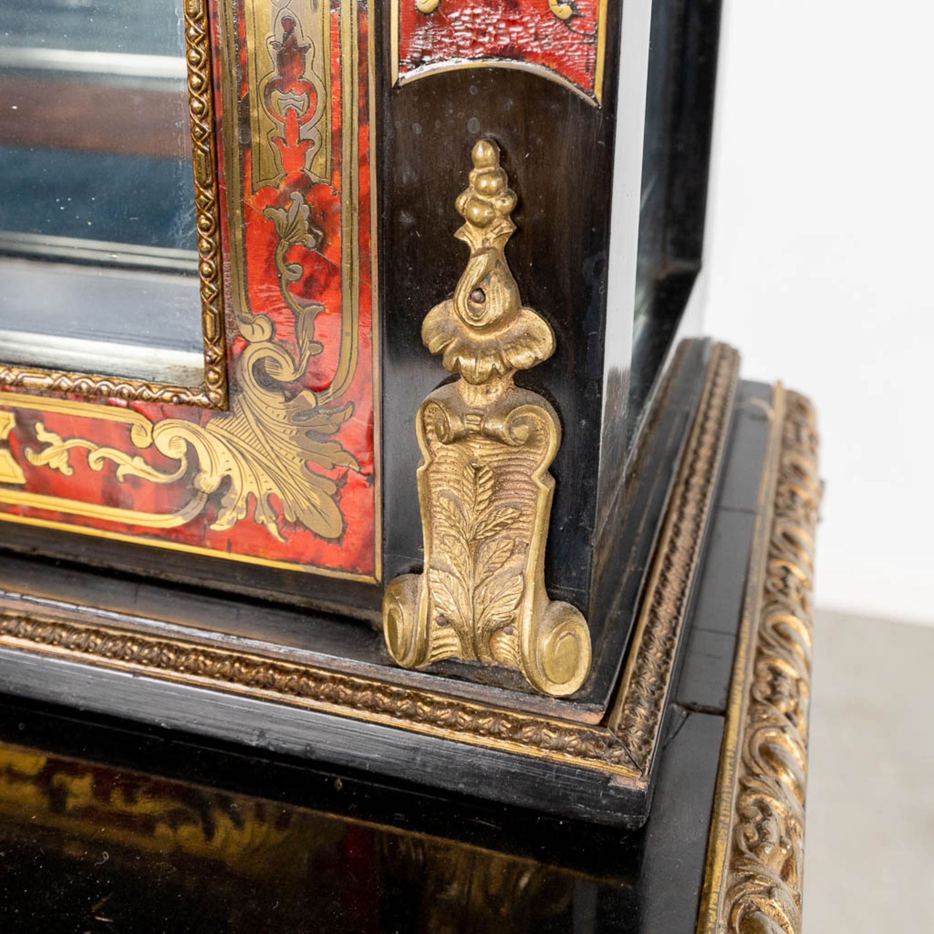 An antique display cabinet with boulle inlay, Napoleon 3 period (L:40 x W:70 x H:180 cm) - Image 12 of 16