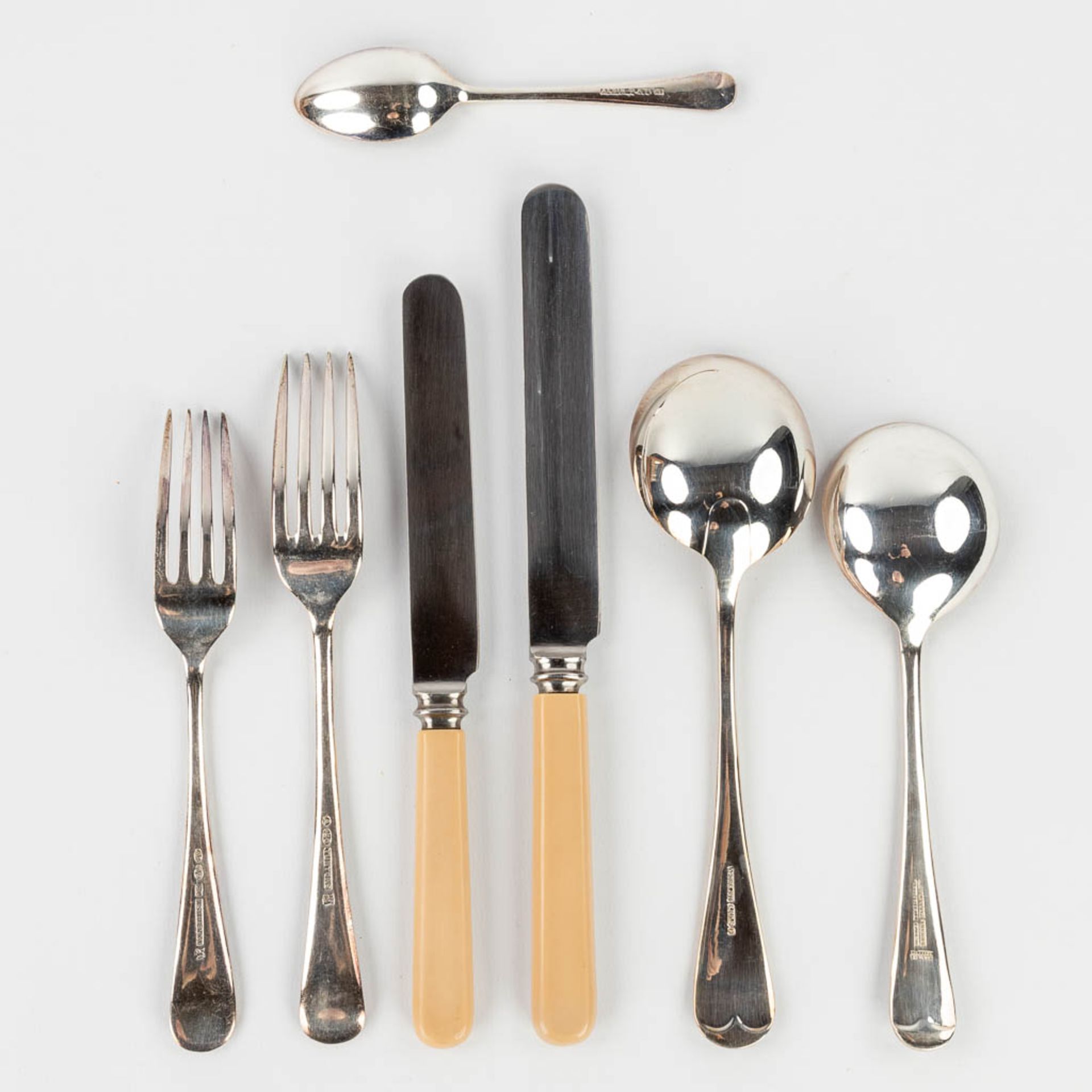 A vintage silver-plated cutlery in a wood chest. Made in the UK. (L:32 x W:47 x H:9 cm) - Image 6 of 17