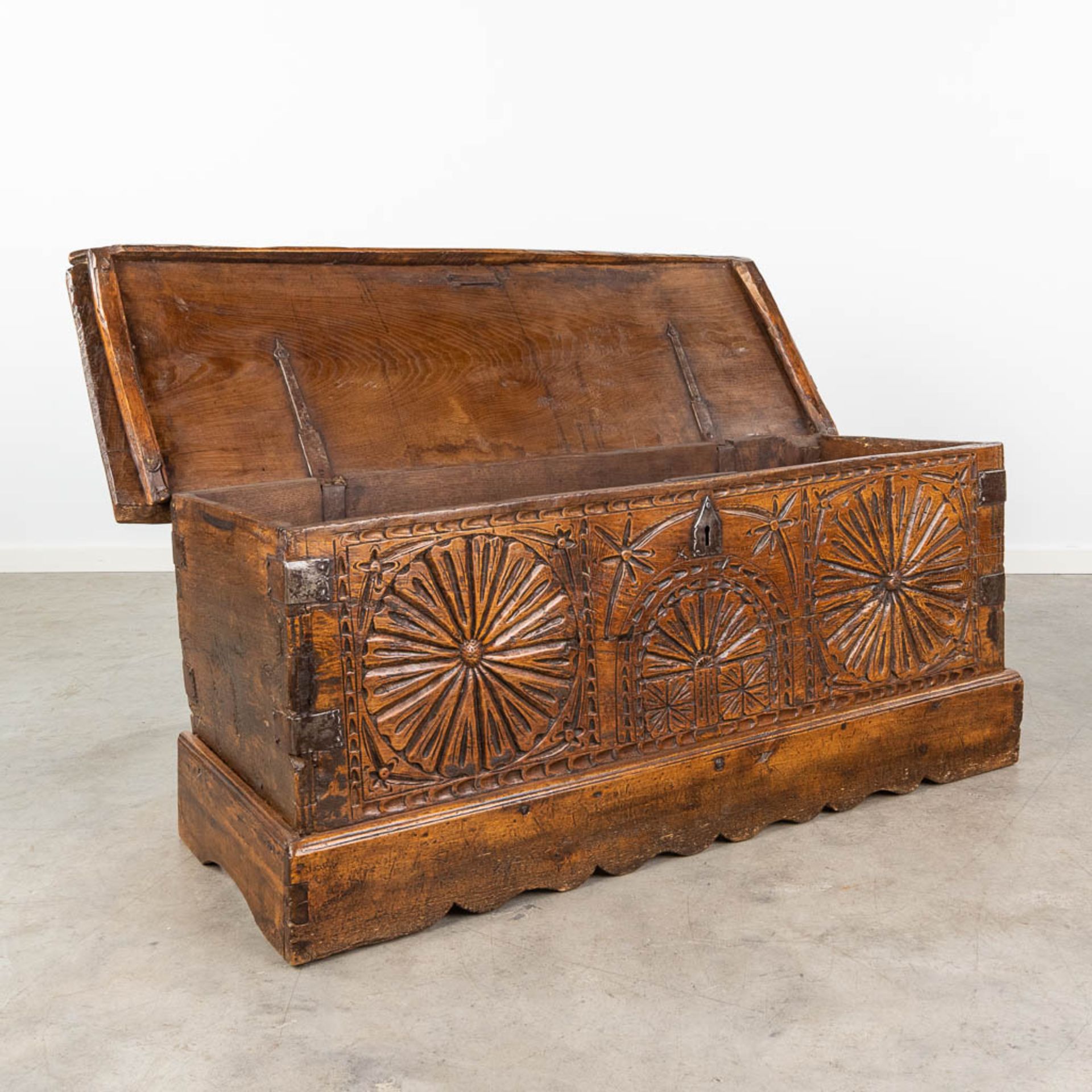 An antique chest, made of sculptured wood panels. (L:48 x W:136 x H:55 cm) - Bild 3 aus 18