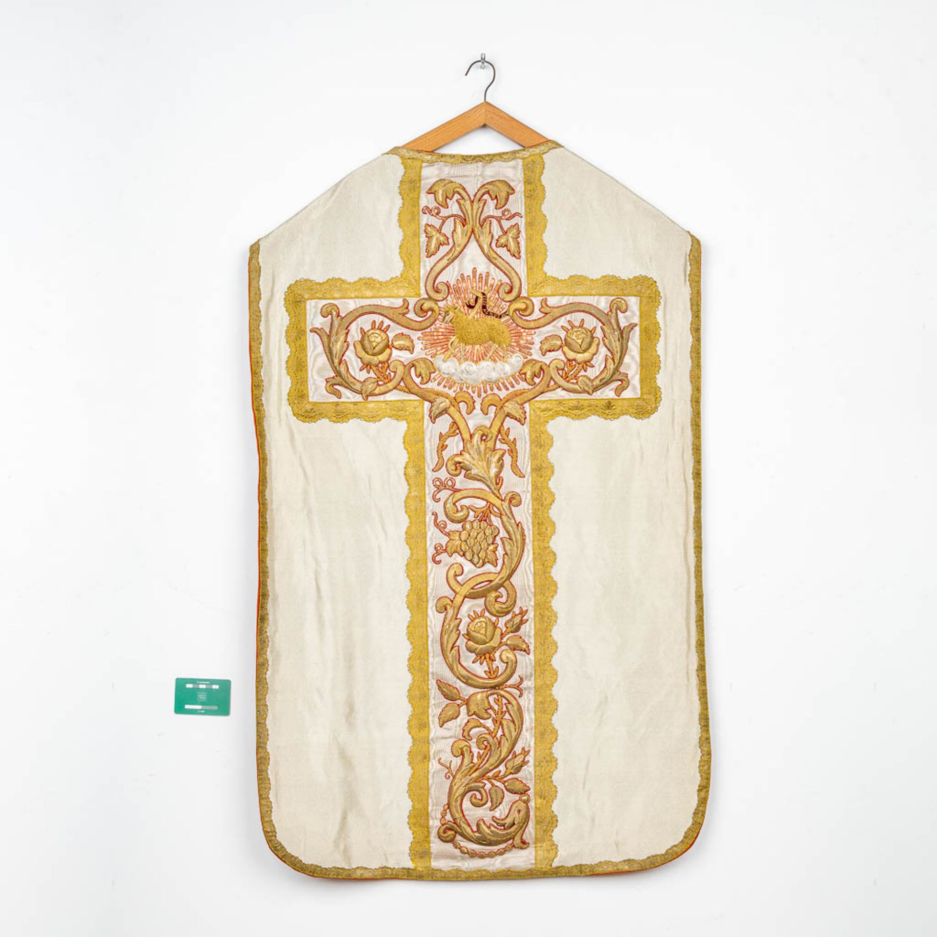 A collection of two Roman Chasubles, decored with embroidered floral decors (H:114 cm) - Bild 4 aus 18