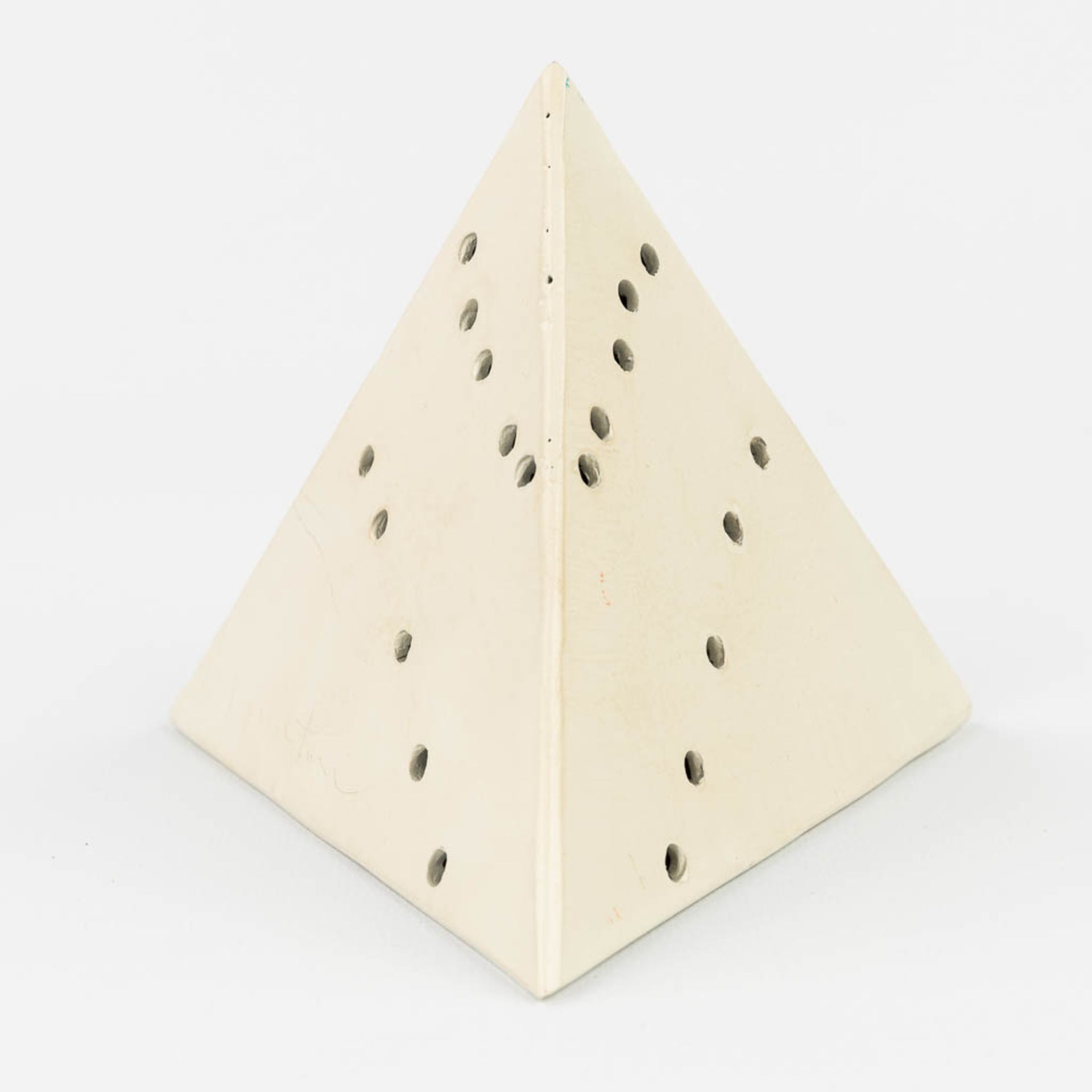 Lucio FONTANA (1899-1968) 'Pyramide' (c. 1967), gesigneerd 'AP L Fontana' (L:13,4 x W:13,3 x H:11,6 - Image 4 of 11