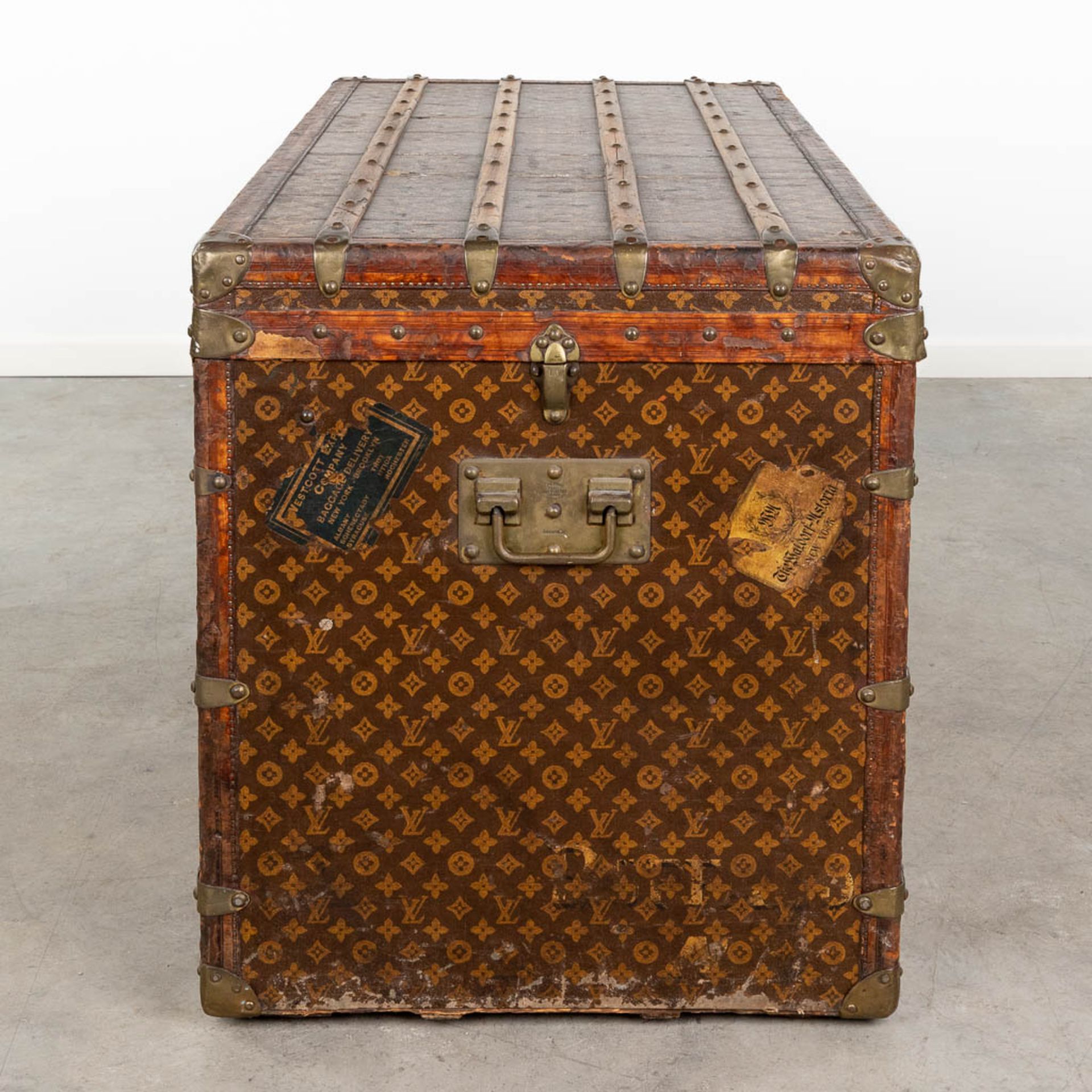 Louis Vuitton, a large and antique suitcase. (L:63 x W:113 x H:72 cm) - Bild 5 aus 25