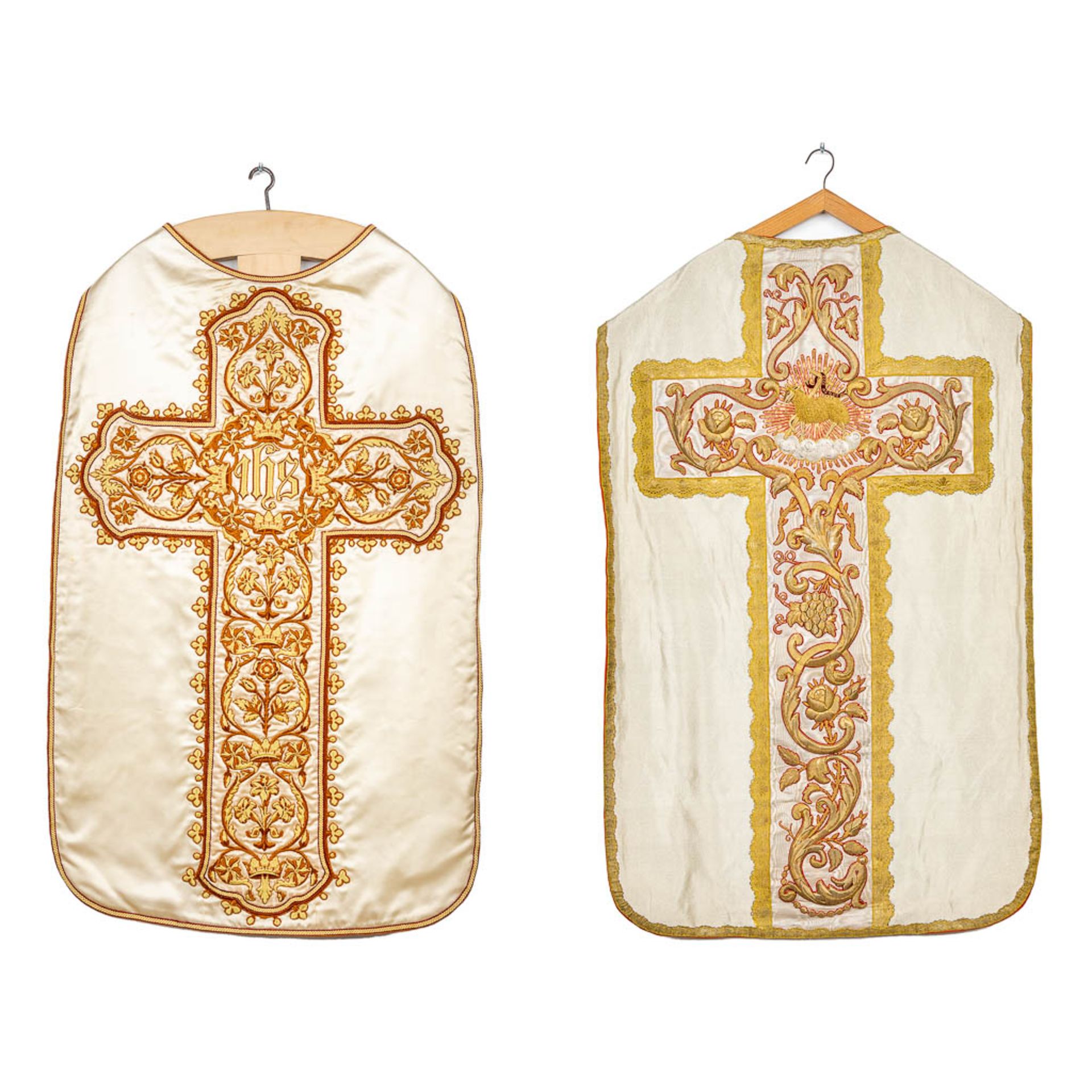 A collection of two Roman Chasubles, decored with embroidered floral decors (H:114 cm)