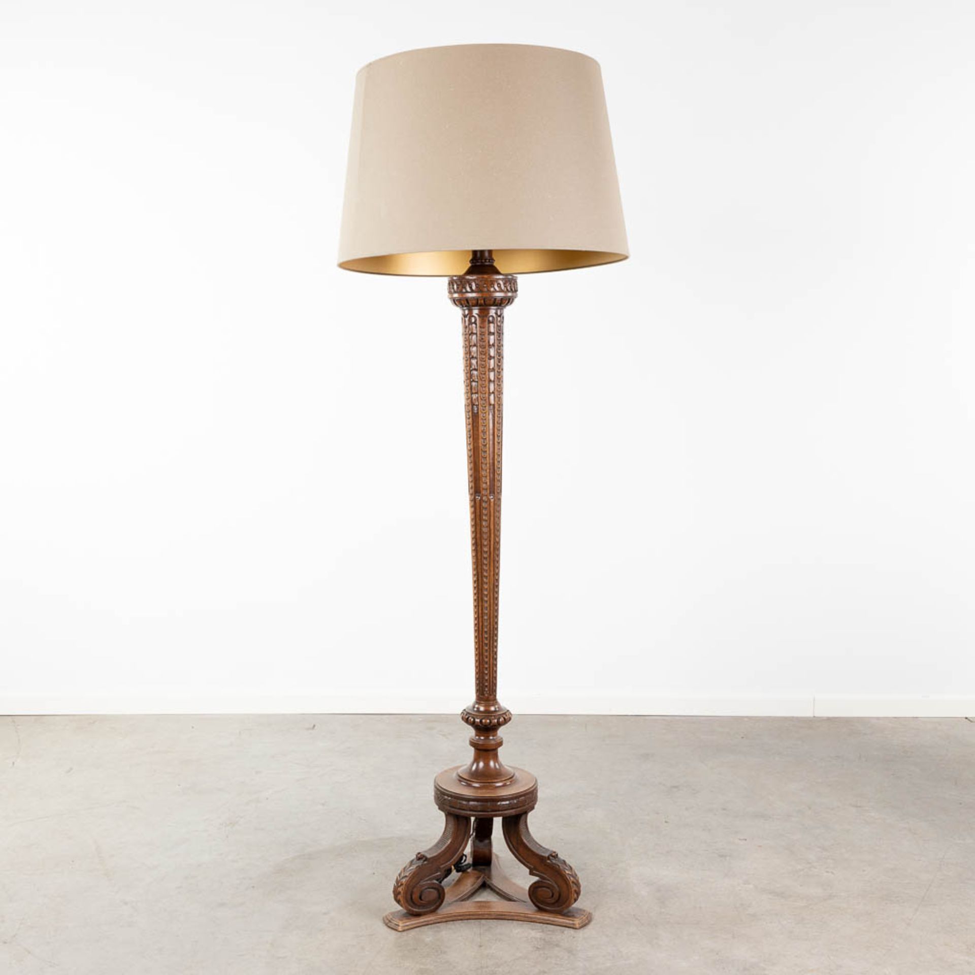 A wood sculptured standing lamp, circa 1920. (L:42 x W:42 x H:188 cm) - Image 3 of 11