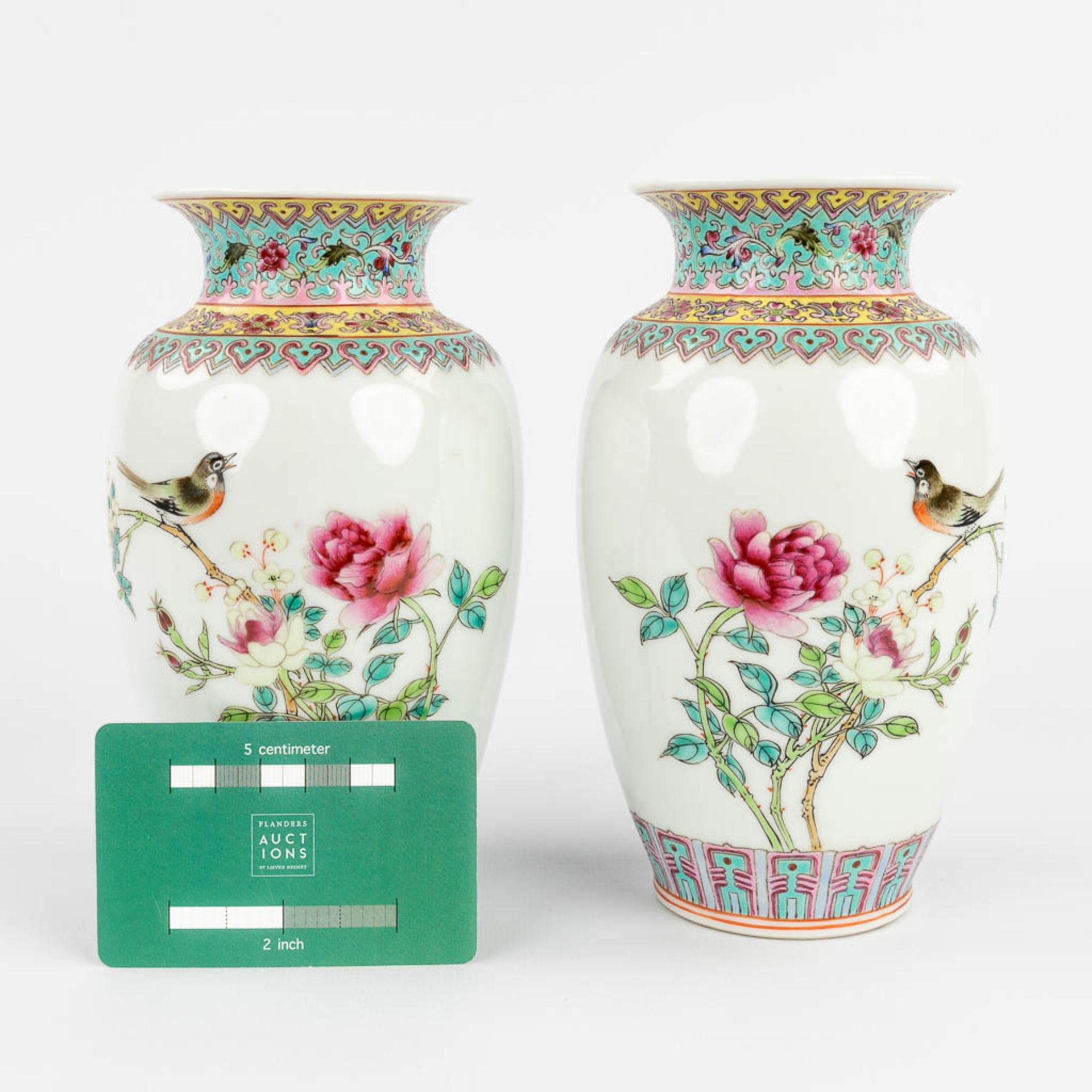 A pair of young Chinese vases decorated with fauna and flora. 20th C. (H:17,5 cm) - Bild 2 aus 14